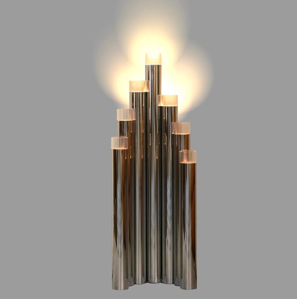 Organ floor lamp is an elegant design lamp realized by Goffredo Reggiani in the 1970s.

Floor lamp made of black chromed metal with seven-light bulbs.

Its particular design recalls the shape of a pipe organ.

Made in Italy.

Dimensions: cm