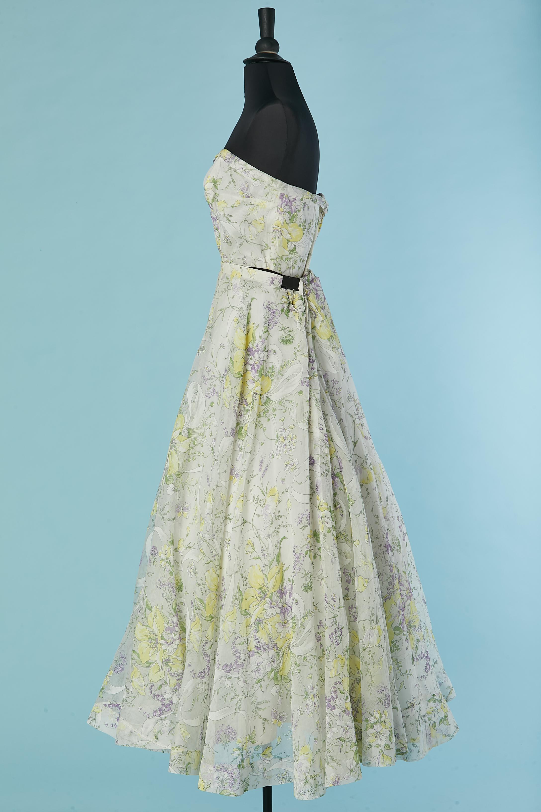 Ensemble bustier et jupe en organdi avec imprimé de fleurs pastel Circa 1950 Excellent état - En vente à Saint-Ouen-Sur-Seine, FR