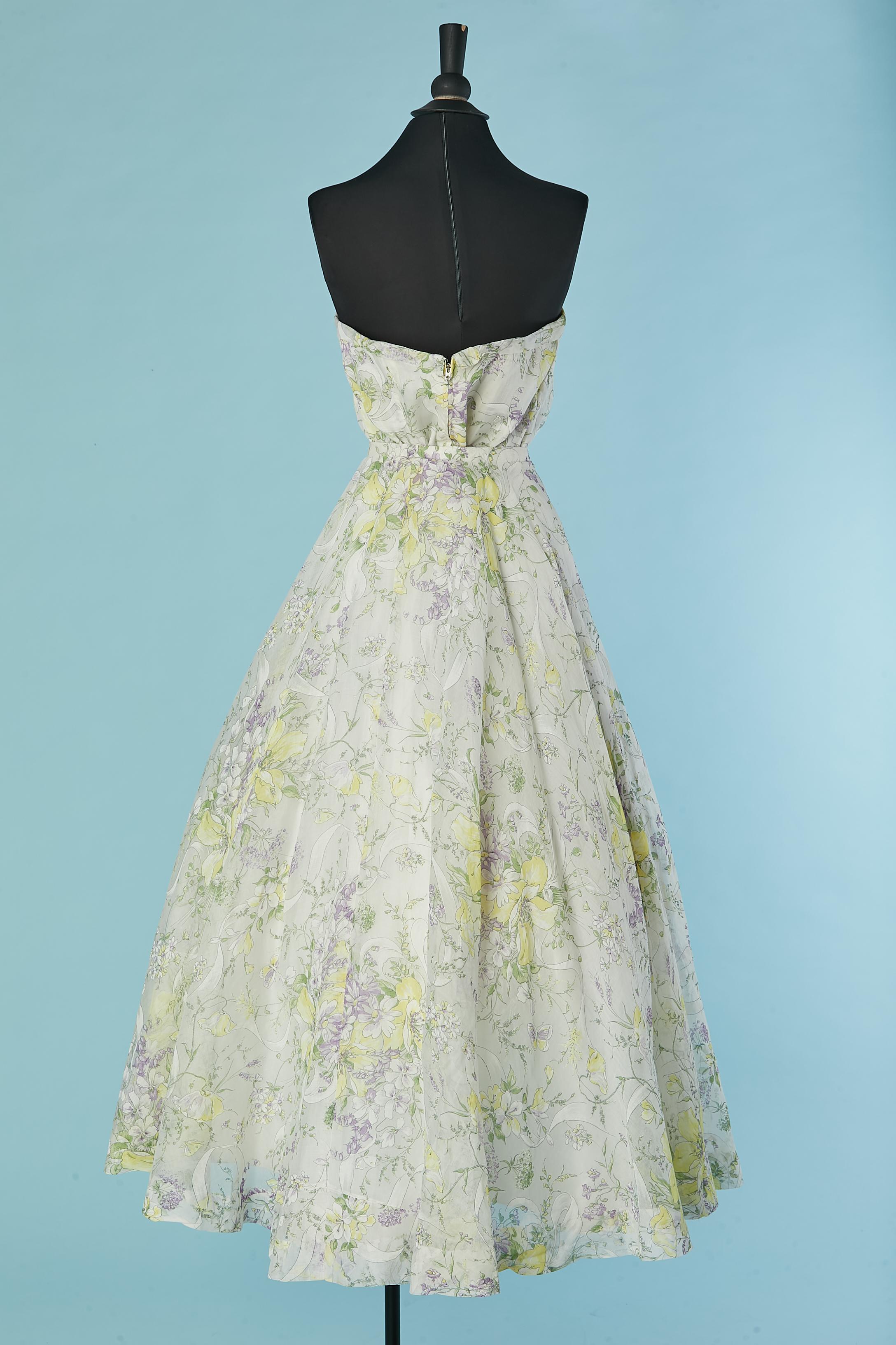 Ensemble bustier et jupe en organdi avec imprimé de fleurs pastel Circa 1950 Pour femmes en vente
