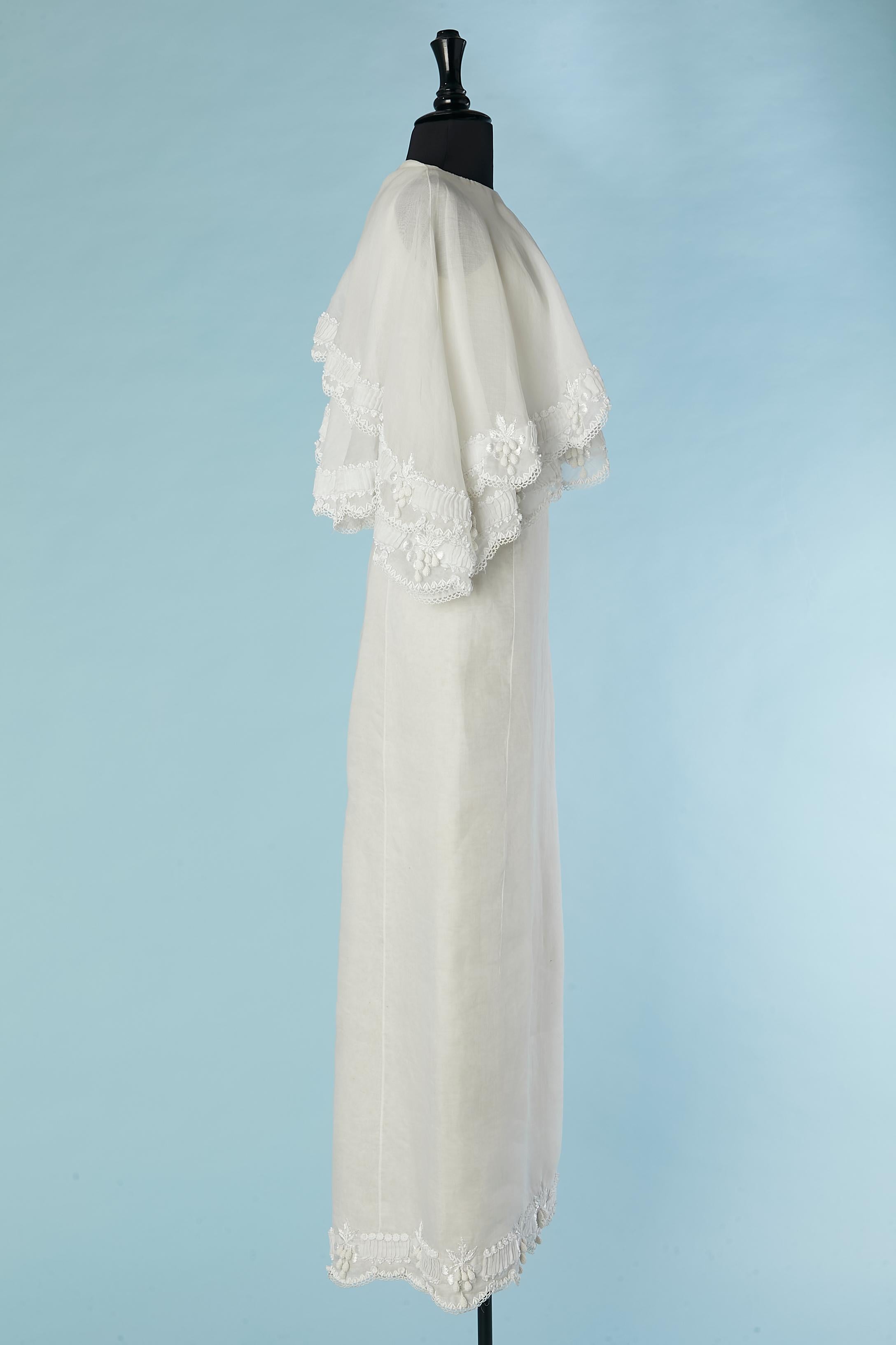 Organdy wedding dress with asymmetrical cape with embroideries Circa 1960's/70's In Good Condition For Sale In Saint-Ouen-Sur-Seine, FR