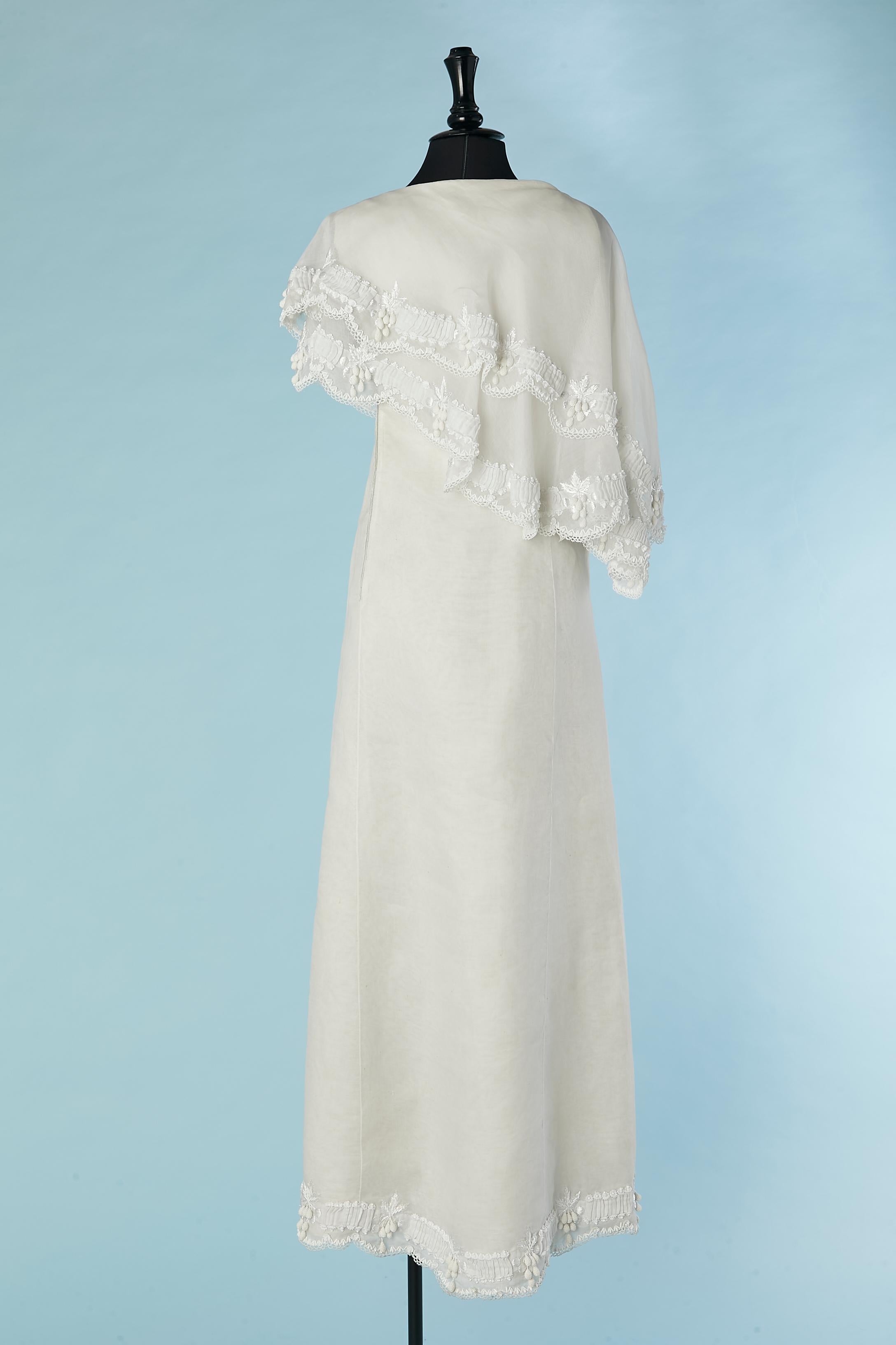 Organdy wedding dress with asymmetrical cape with embroideries Circa 1960's/70's For Sale 2