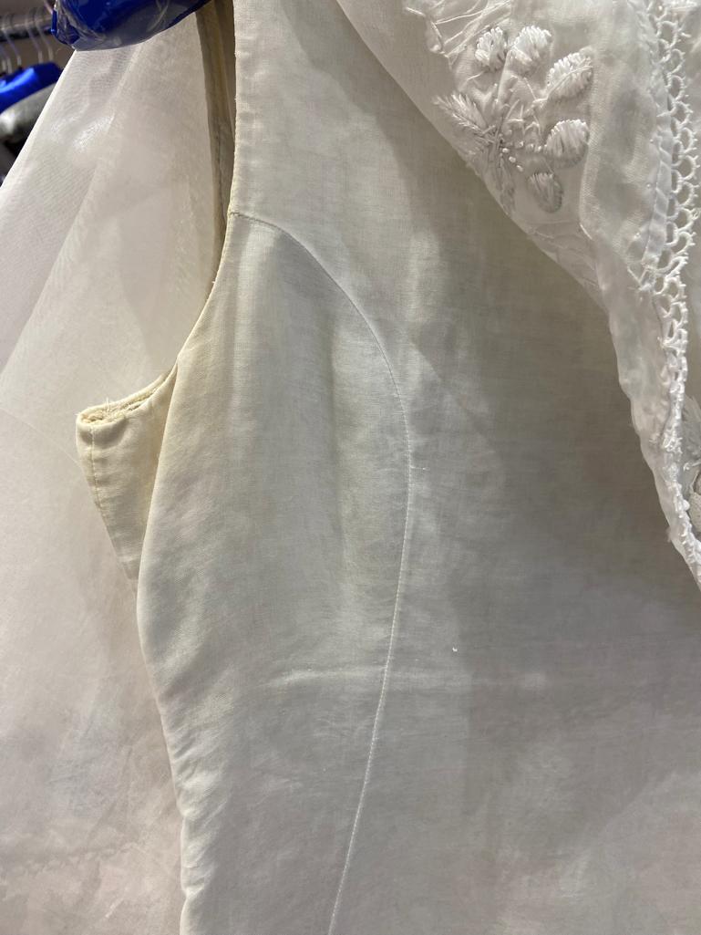 Organdy wedding dress with asymmetrical cape with embroideries Circa 1960's/70's For Sale 3