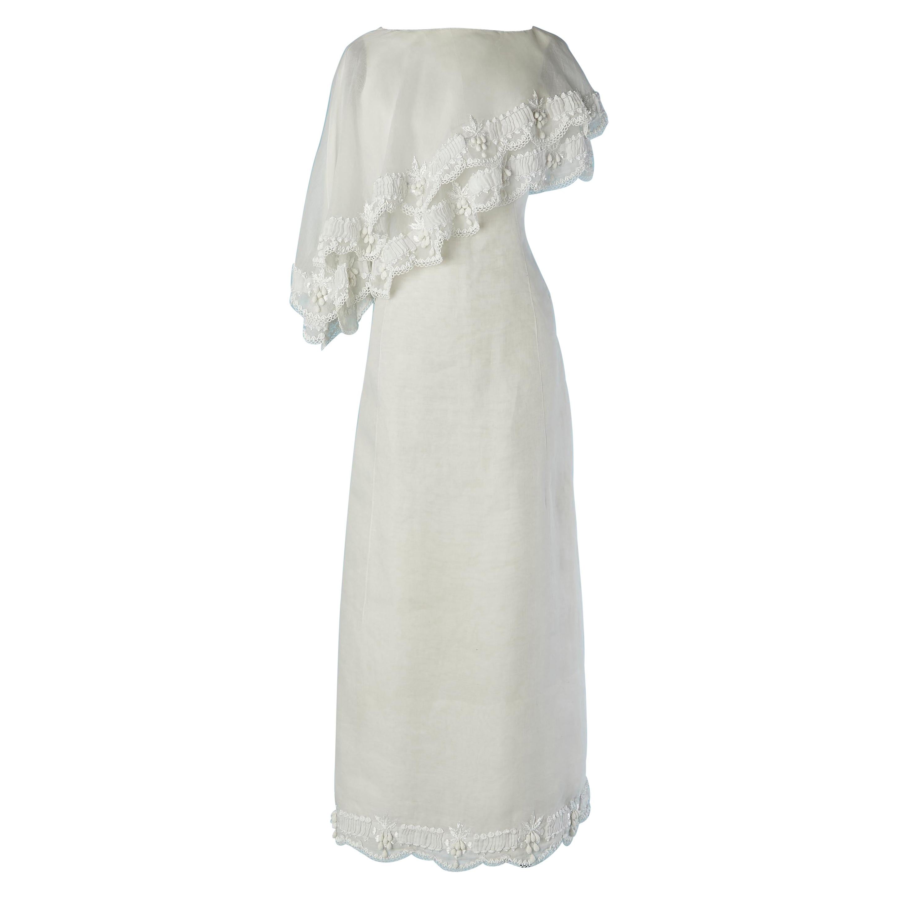 Abito da sposa in organza con mantello asimmetrico e ricami Circa anni '60/'70