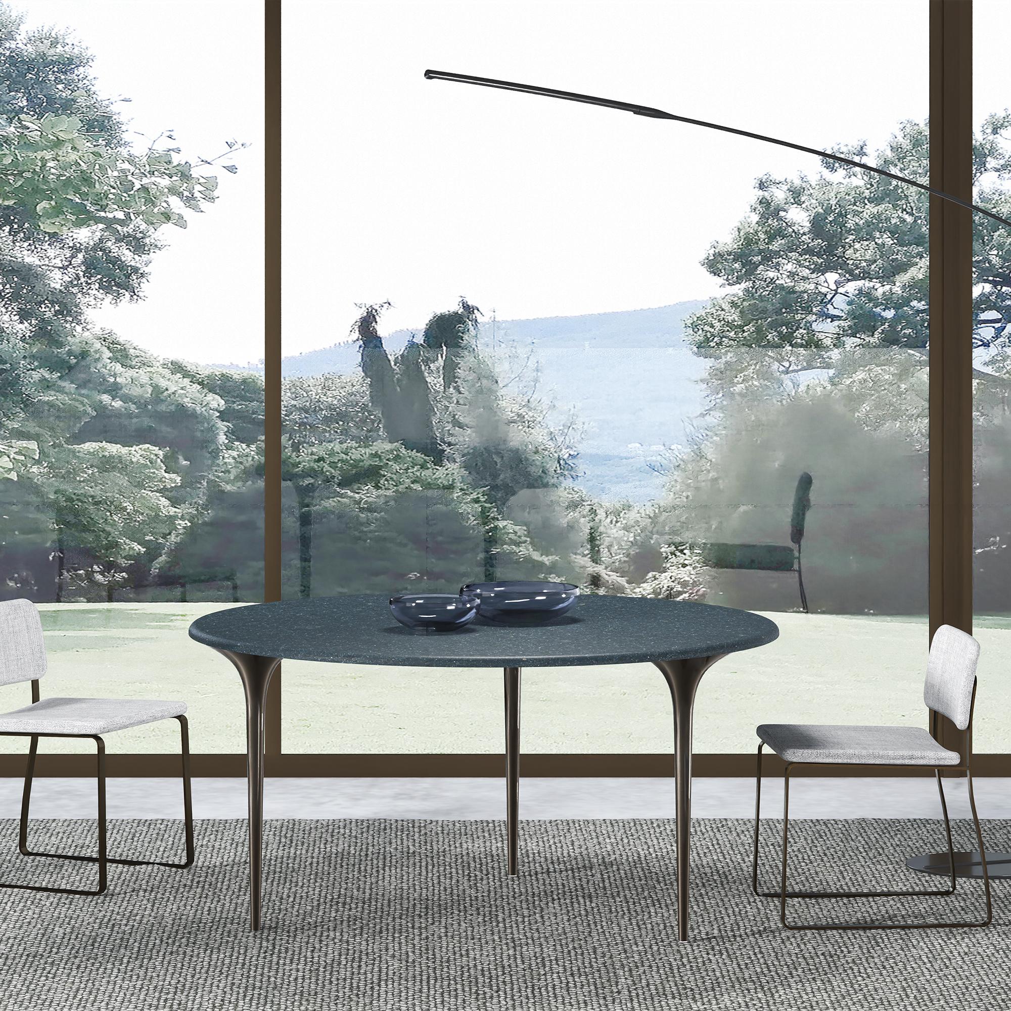 Runder Esstisch 150 von spHaus, organisch
Entworfen von Filippo Dell'Orto
Abmessungen: T 150 x H 73 cm.
MATERIALIEN: MDF, Aluminium, Stahl, Lapislazuli.

Organic ist eine Familie von Esstischen für den Innenbereich mit einer 25 mm dicken,