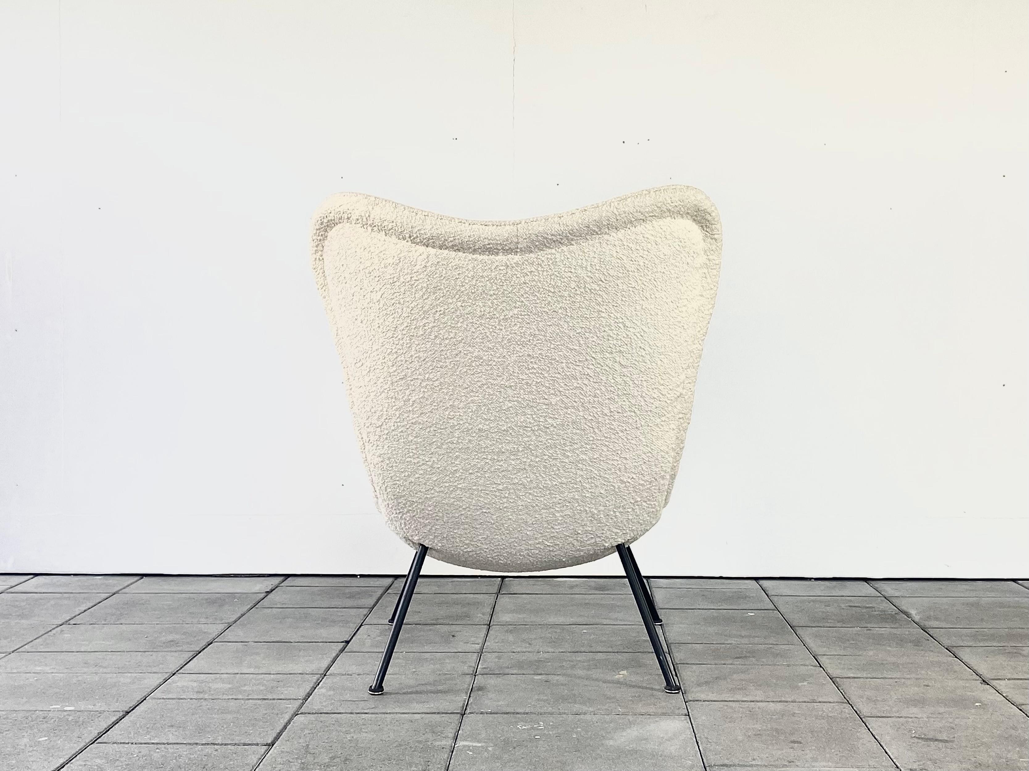Organic 1950s Madame Lounge Chair in Boucle Designed by Fritz Neth, 1955 For Sale 3