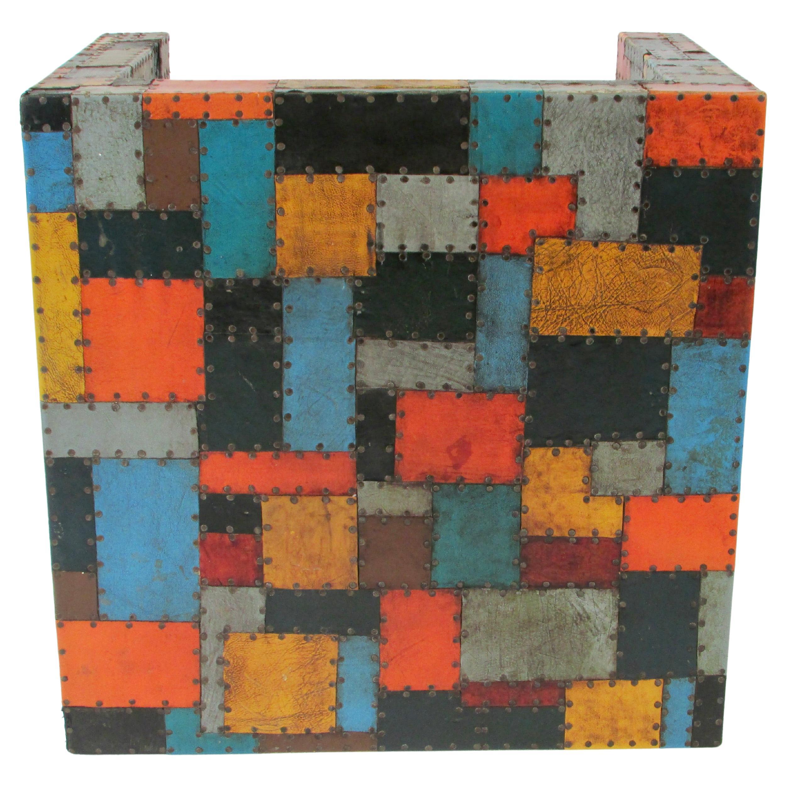 Table d'artisanat organique des années 1960 avec patchwork de cuir martelé multicolore en vente