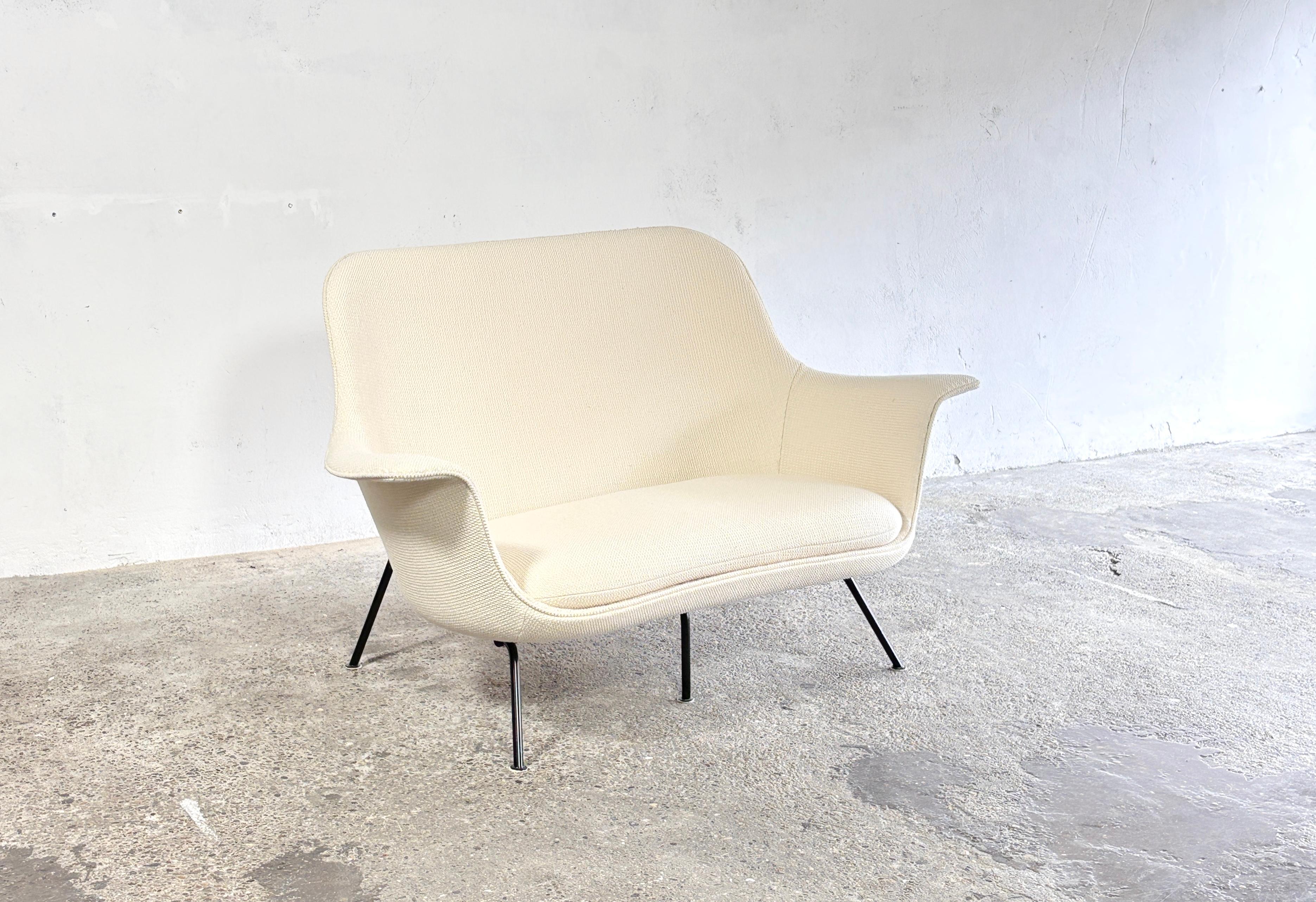 Sitwell 2-seater sofa designed by Hans Bellman for Strässle Söhne & Co, ca. 1955.

This seatee with it‘s elegant organic shape is designed by Hans Bellman for Strässle Söhne & Co in the early 1950s. Bellmann was one of the first designers in Europe