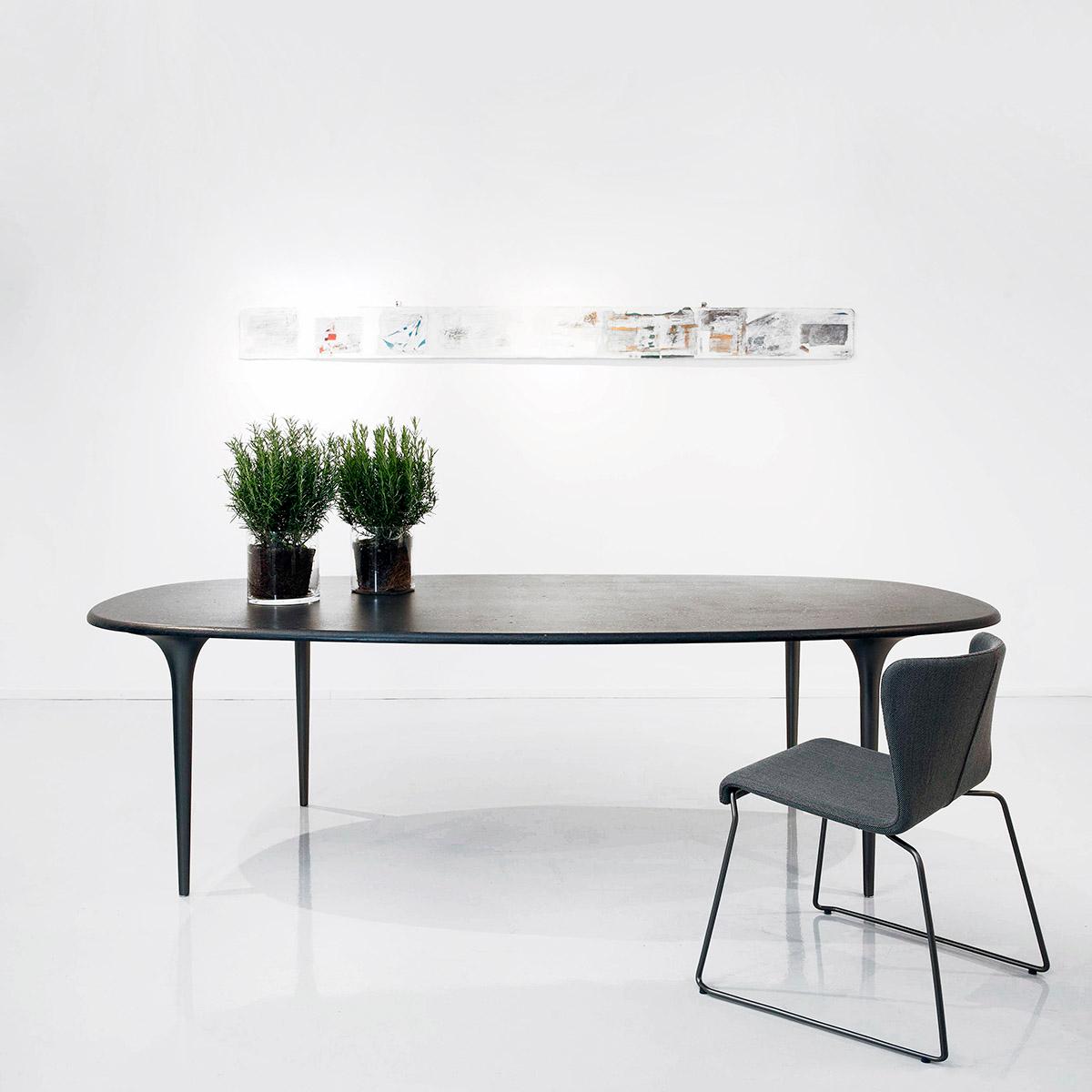 Table de salle à manger ovale Organic 280 par Sphaus
Conçu par Filippo Dell'Orto
Dimensions : P 118,5 x L 284,6 x H 73 cm.
Matériaux : MDF, aluminium, acier, pierre bleue belge.

Organic est une famille de tables de salle à manger d'intérieur avec