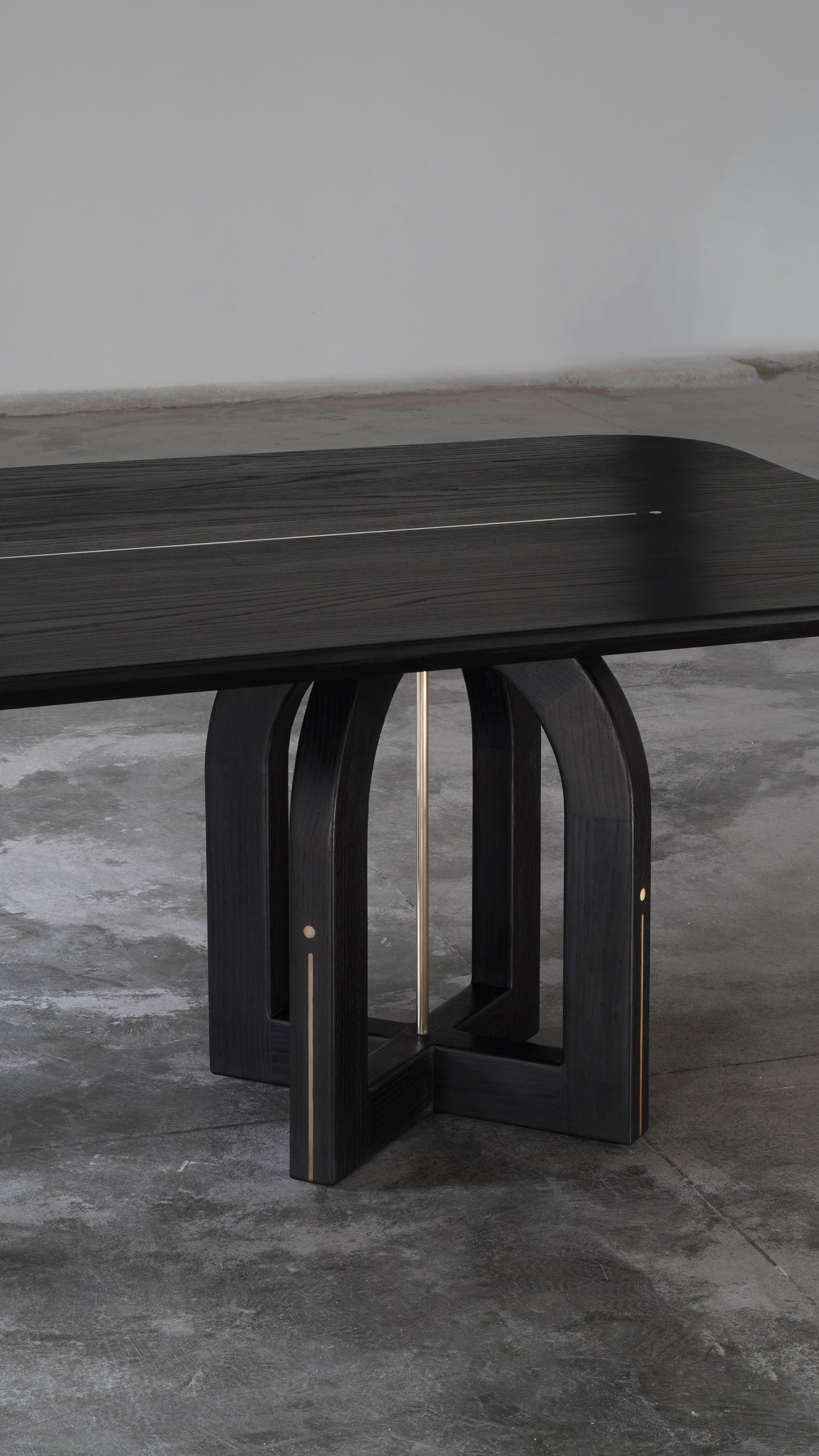 Modern American Solid Wood Oak wood Black Dining room table with Brass inlay In New Condition For Sale In Hyderabad, TG