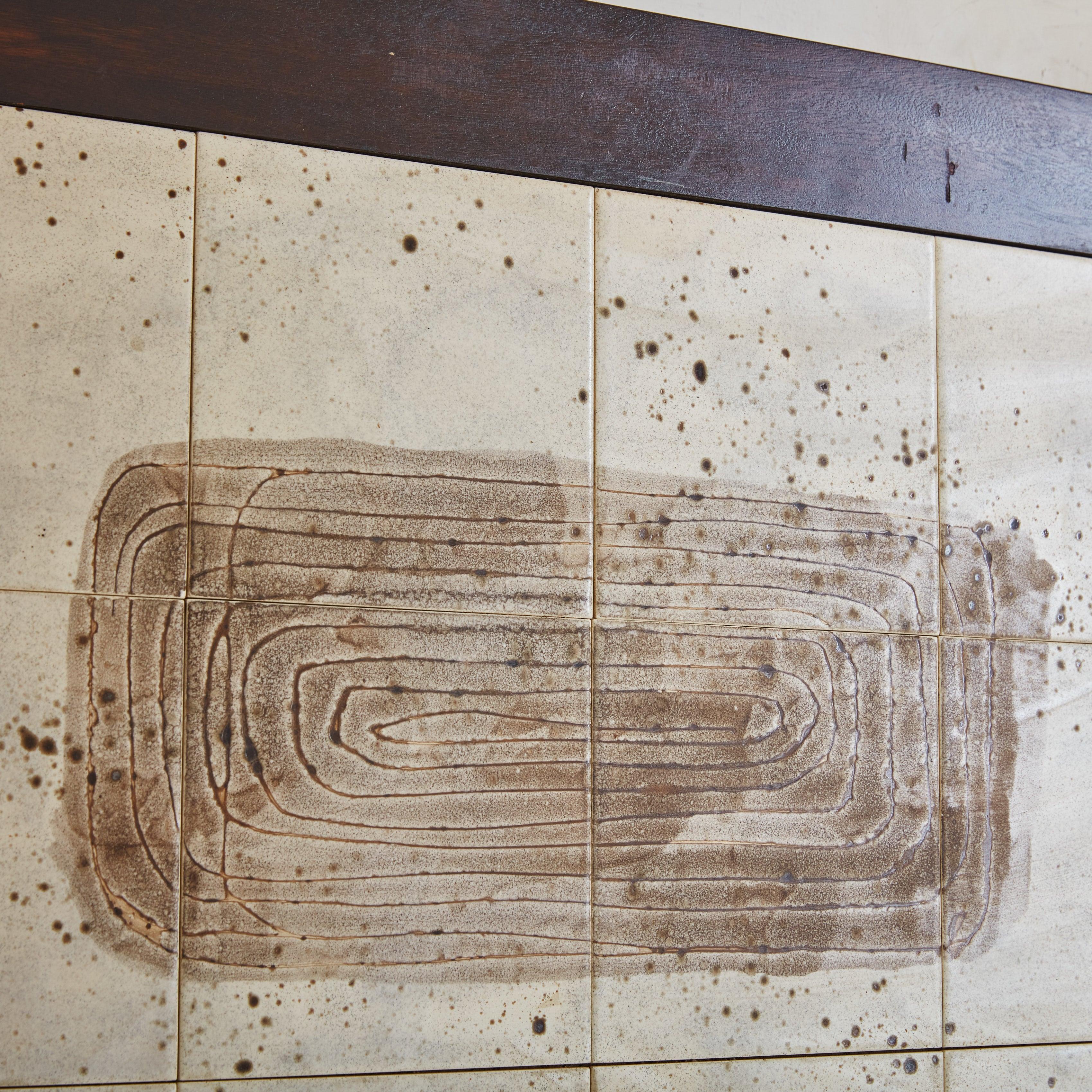 Metà XX secolo Scultura da parete in ceramica astratta organica con cornice in Wood di Jean D'asti in vendita