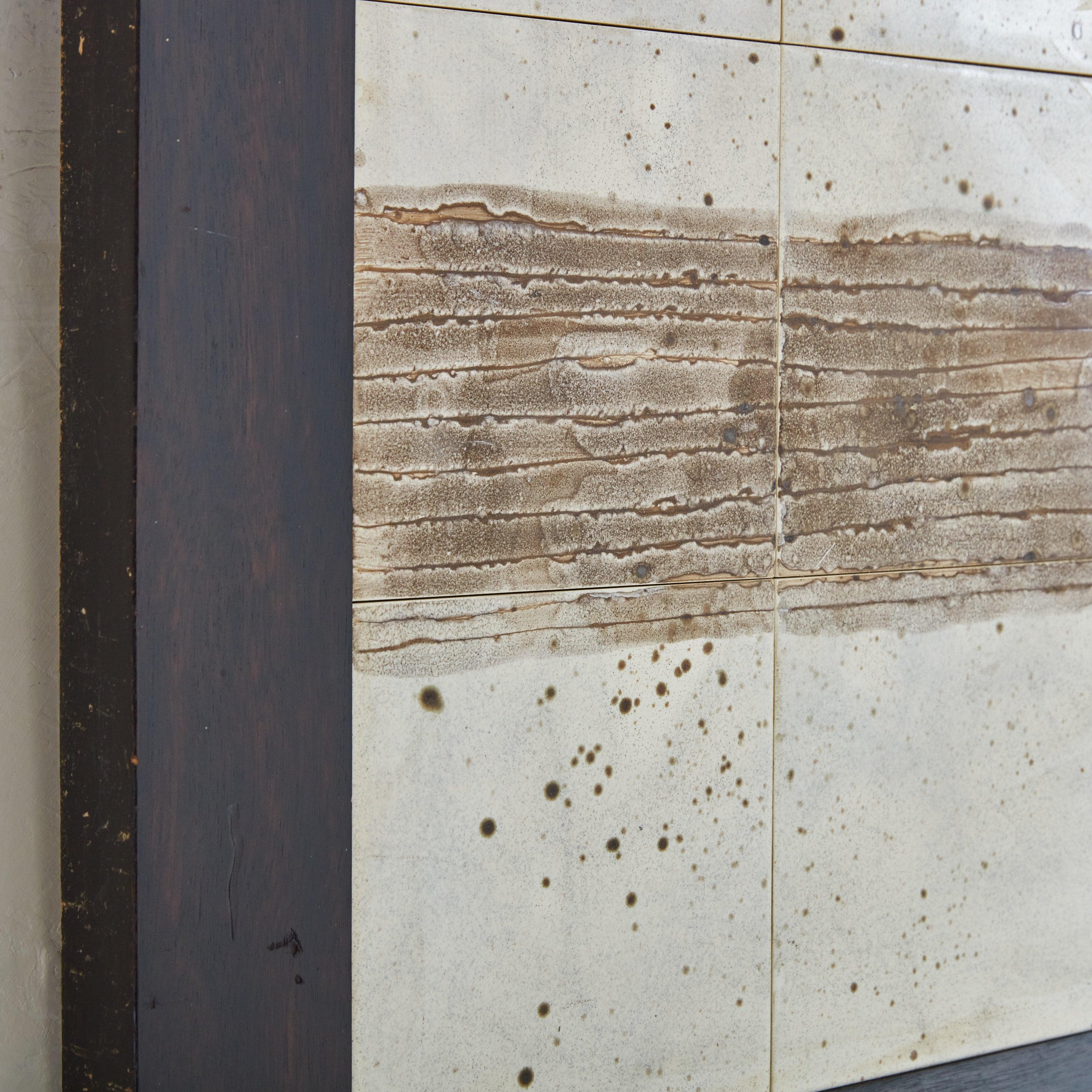 Ceramica Scultura da parete in ceramica astratta organica con cornice in Wood di Jean D'asti in vendita