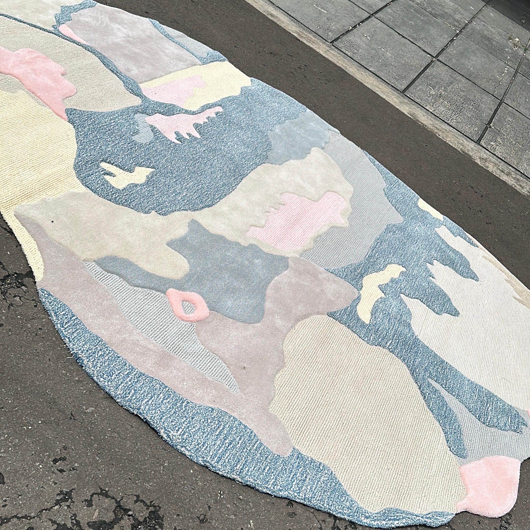 Organischer abstrakter Teppich in Pastellblau-, Beige- und Rosa-Tönen (Handgefertigt) im Angebot