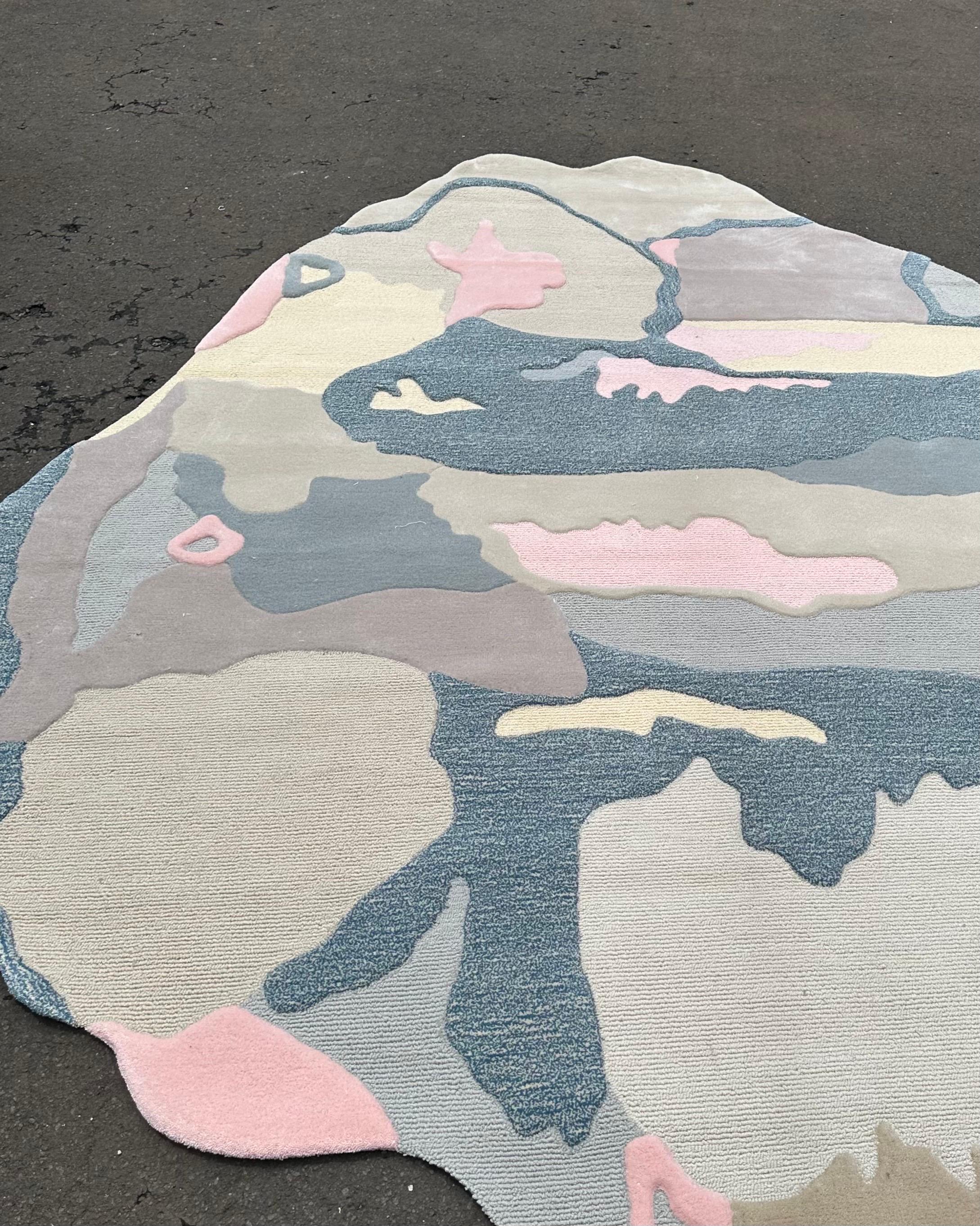 Organischer abstrakter Teppich in Pastellblau-, Beige- und Rosa-Tönen im Zustand „Neu“ im Angebot in Jakarta Selatan, ID