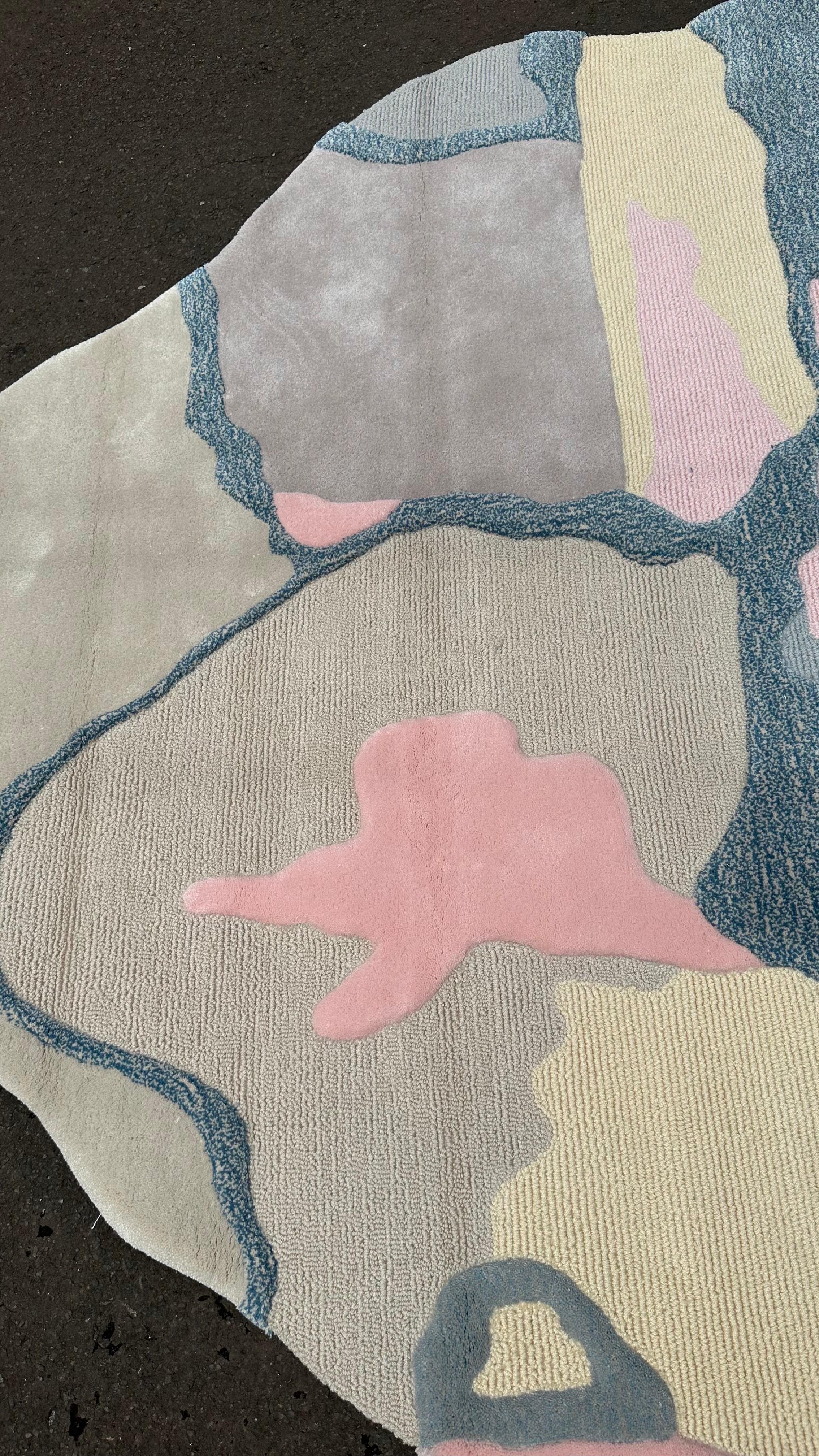 Organischer abstrakter Teppich in Pastellblau-, Beige- und Rosa-Tönen (21. Jahrhundert und zeitgenössisch) im Angebot