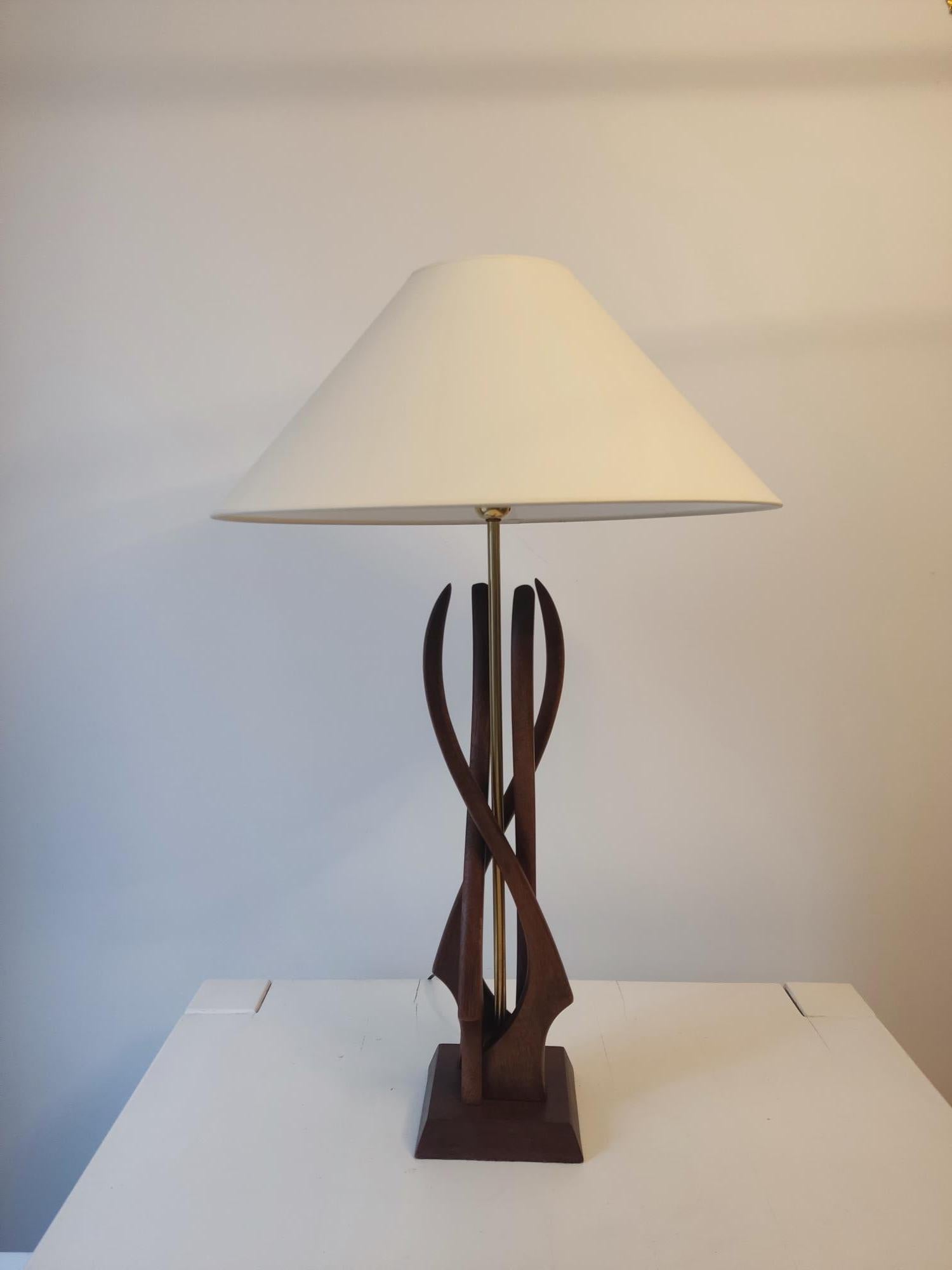 Pair of large vintage lamps from the mid-20th century from the United States. Organic structure in walnut wood accompanied by a brass rod. The Tonkinese lampshade as well as the electrical system are new to European standards.
These tall lamps will
