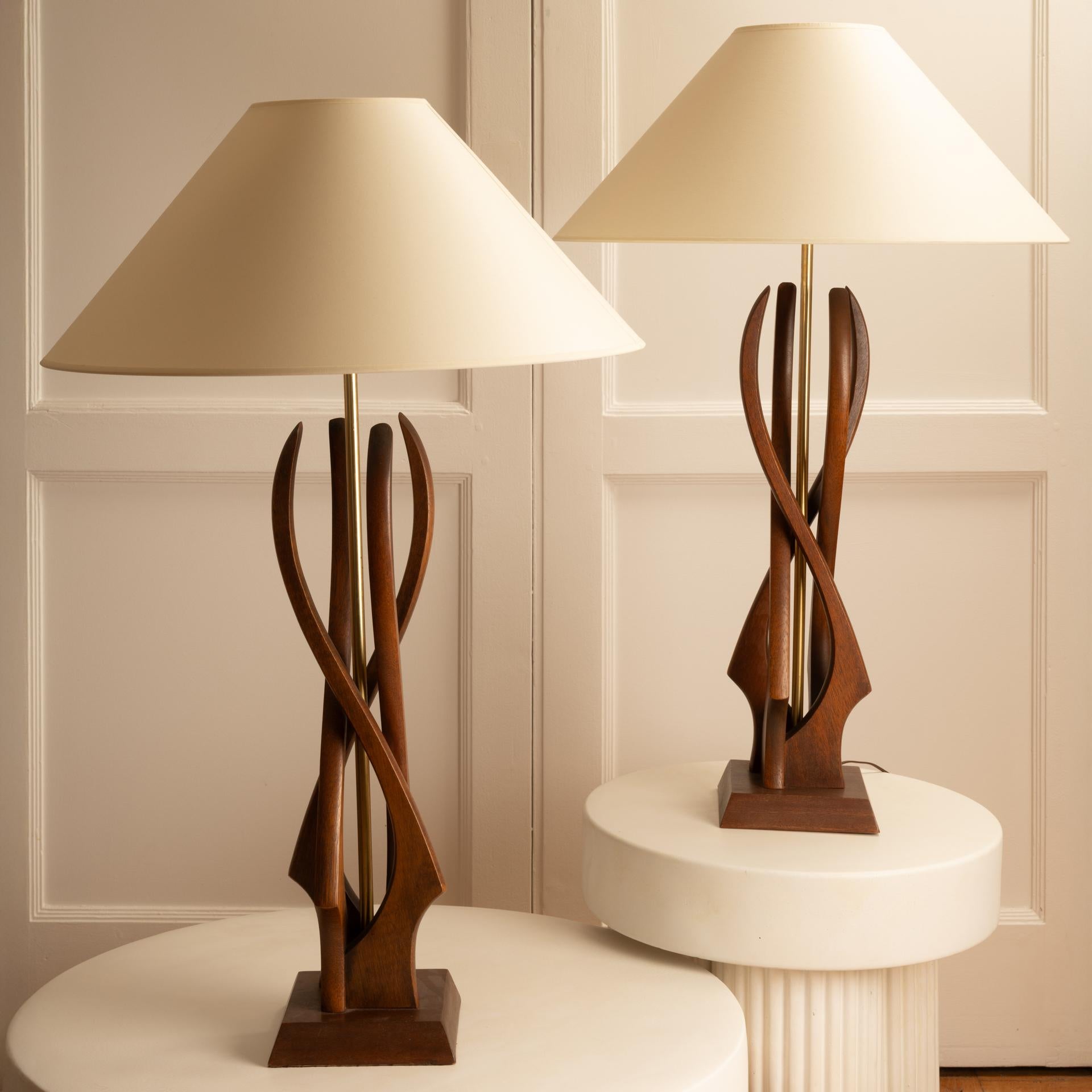 Pair of large vintage lamps from the mid-20th century from the United States. Organic structure in walnut wood accompanied by a brass rod. The Tonkinese lampshade as well as the electrical system are new to European standards.
These tall lamps will