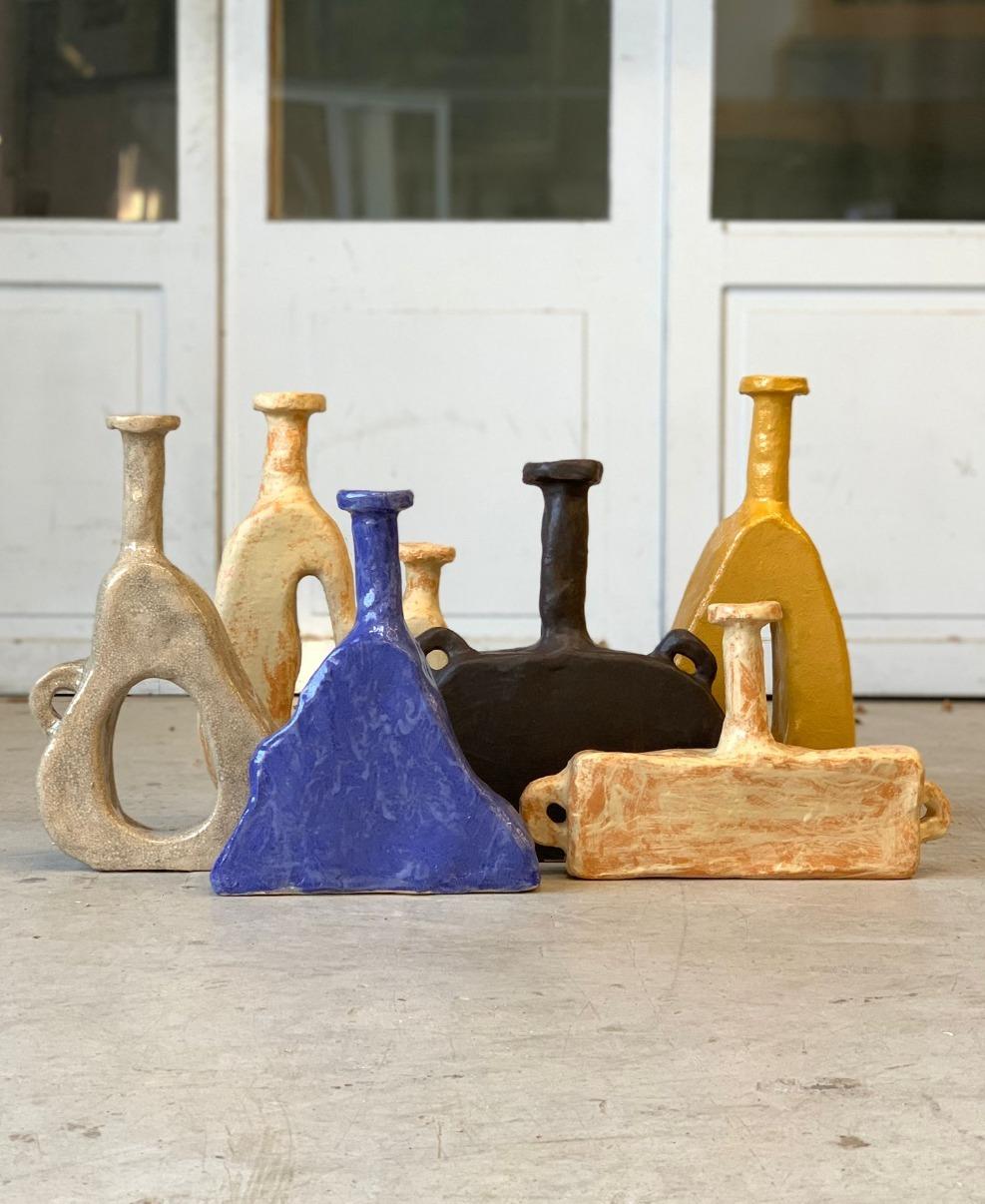 XXIe siècle et contemporain Grand vase en céramique beige uni de forme organique ancienne de Willem Van Hooff en vente