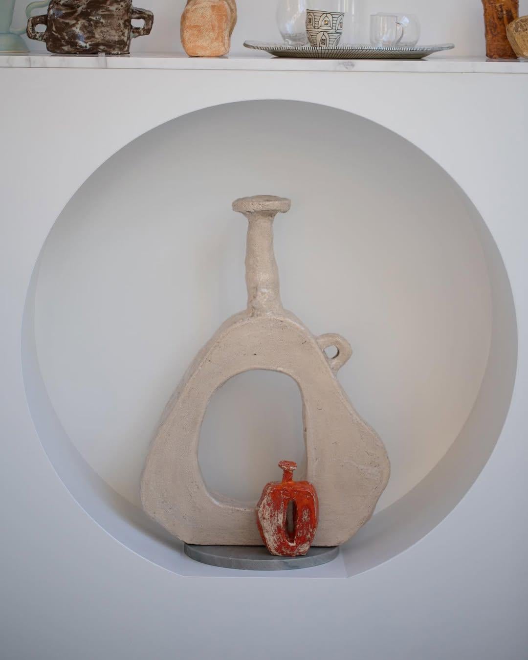 XXIe siècle et contemporain Grand vase en céramique beige uni de forme organique ancienne de Willem Van Hooff en vente