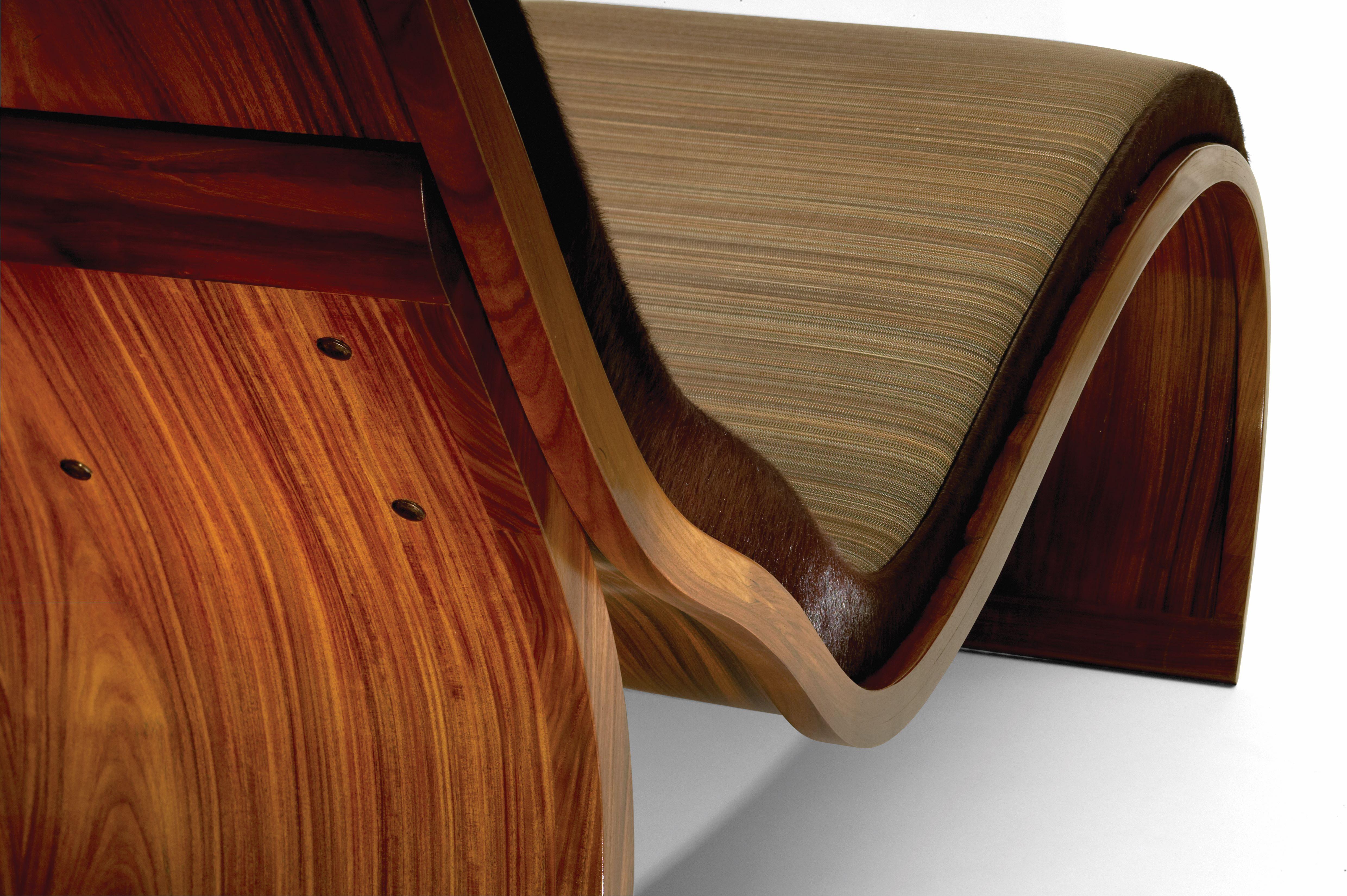 Organische und ergonomisch geformte Chaise Lounge aus exotischem Holz. 
Diese einzigartige und wunderbar bequeme Chaiselongue ist aus bolivianischem Bugholz mit einer Polsterung aus italienischem Rosshaar und Kuhfell gefertigt.