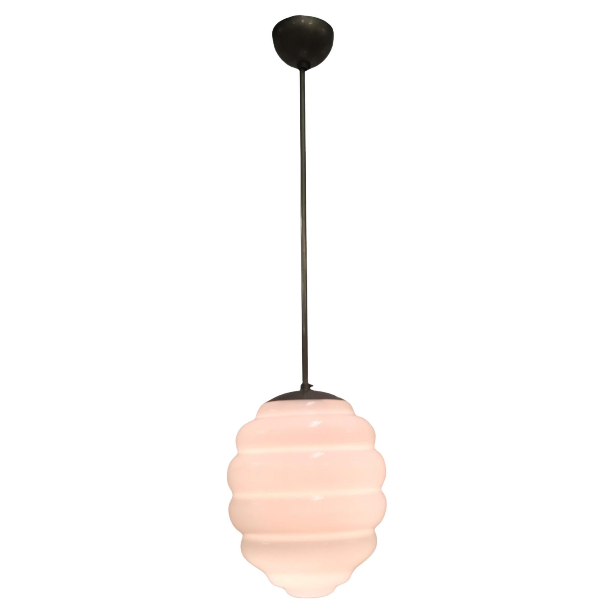Preciosa lámpara art déco con pantalla de cristal opalino en forma de colmena. El cuerpo de la lámpara está fabricado por Idman, uno de los principales fabricantes de lámparas de Finlandia. La pantalla venía por separado y lo más probable es que sea