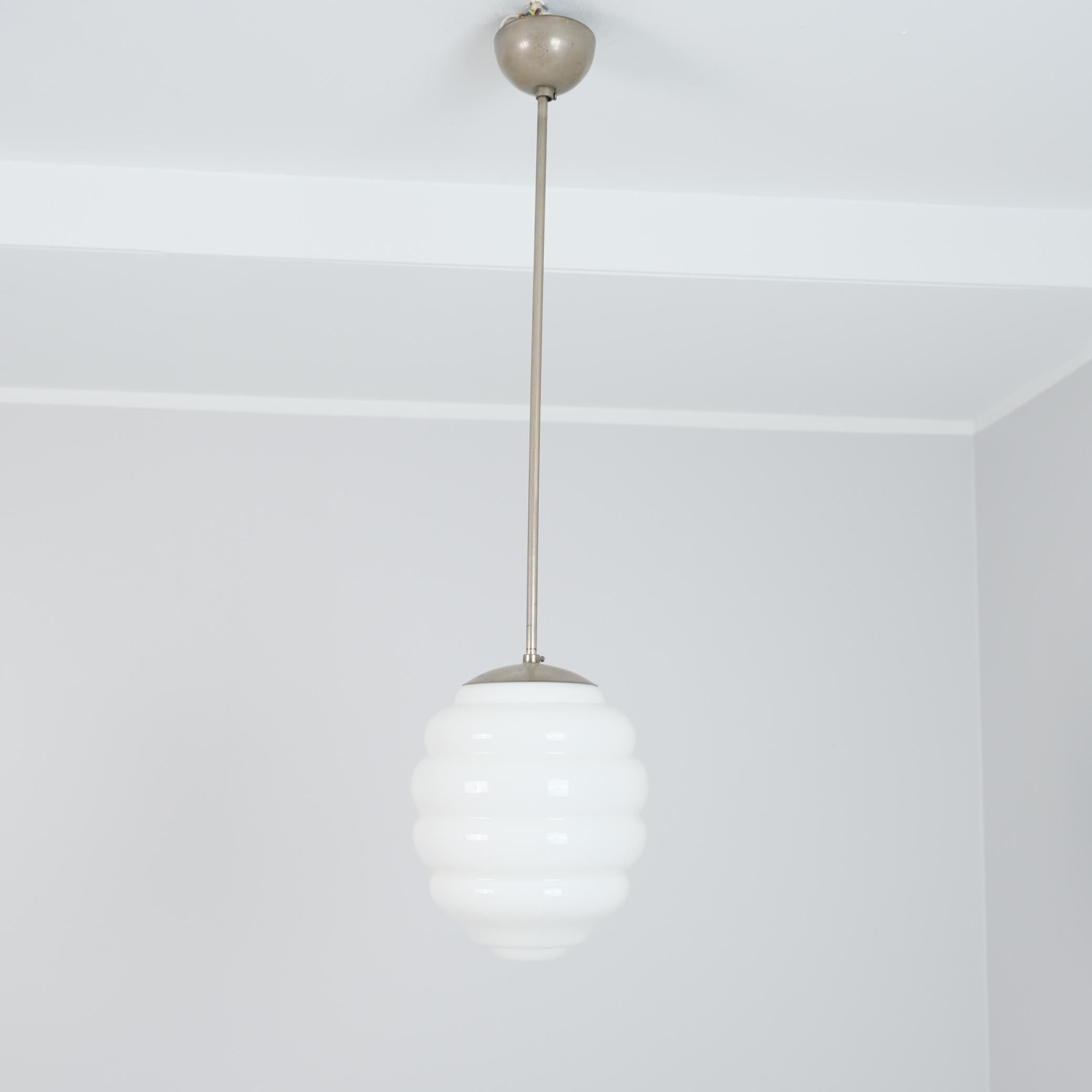 Preciosa lámpara art déco con pantalla de cristal opalino en forma de colmena. El cuerpo de la lámpara está fabricado por Idman, uno de los principales fabricantes de lámparas de Finlandia. La pantalla venía por separado y lo más probable es que sea