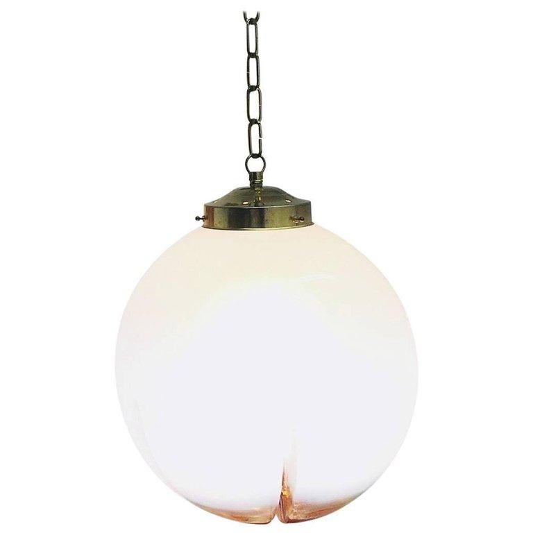 Grand luminaire boule en verre à motif organique du milieu du siècle dernier, signé Mazzega, Italie. Le luminaire nécessite une ampoule européenne E27 Edison d'une puissance maximale de 100 watts. La boule de verre seule mesure environ 30 cm de