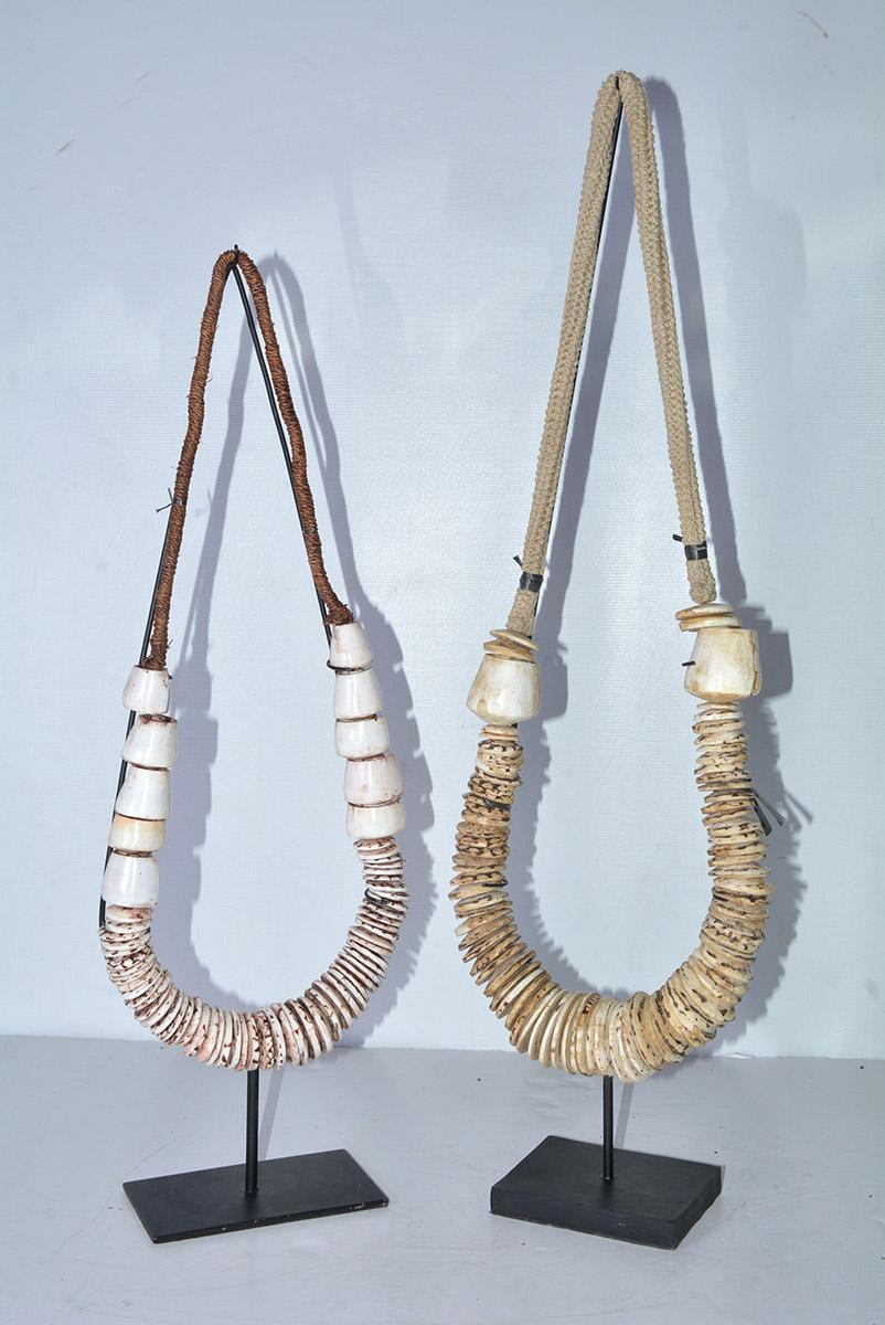 Organische Perlenkette auf Ständer, einzeln erhältlich (Organische Moderne) im Angebot