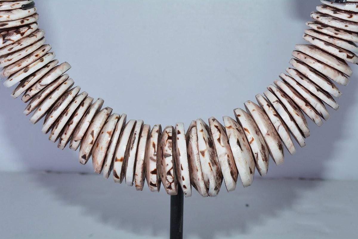 Organische Perlenkette auf Ständer, einzeln erhältlich im Zustand „Neu“ im Angebot in Sheffield, MA