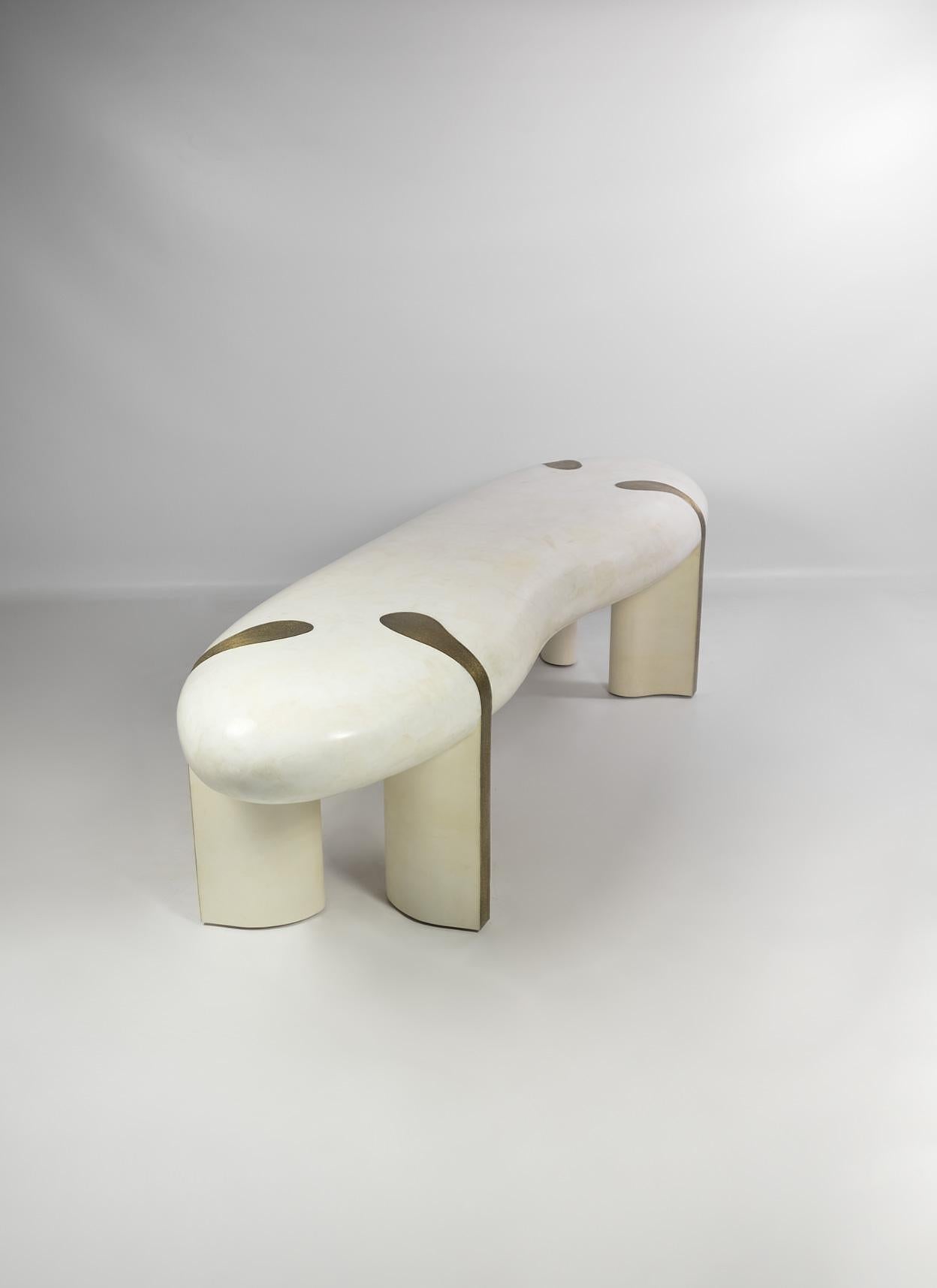 Banco orgánico de cristal de roca blanco y latón texturizado by Ginger Brown Moderno orgánico en venta