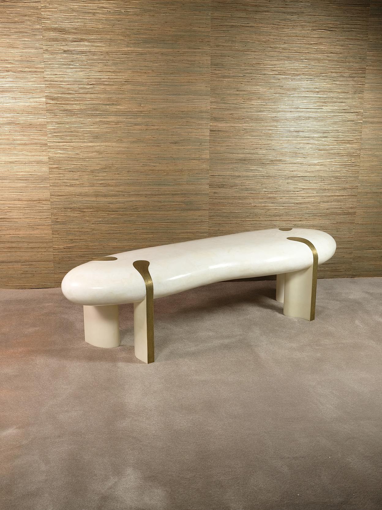 Banco orgánico de cristal de roca blanco y latón texturizado by Ginger Brown Francés en venta