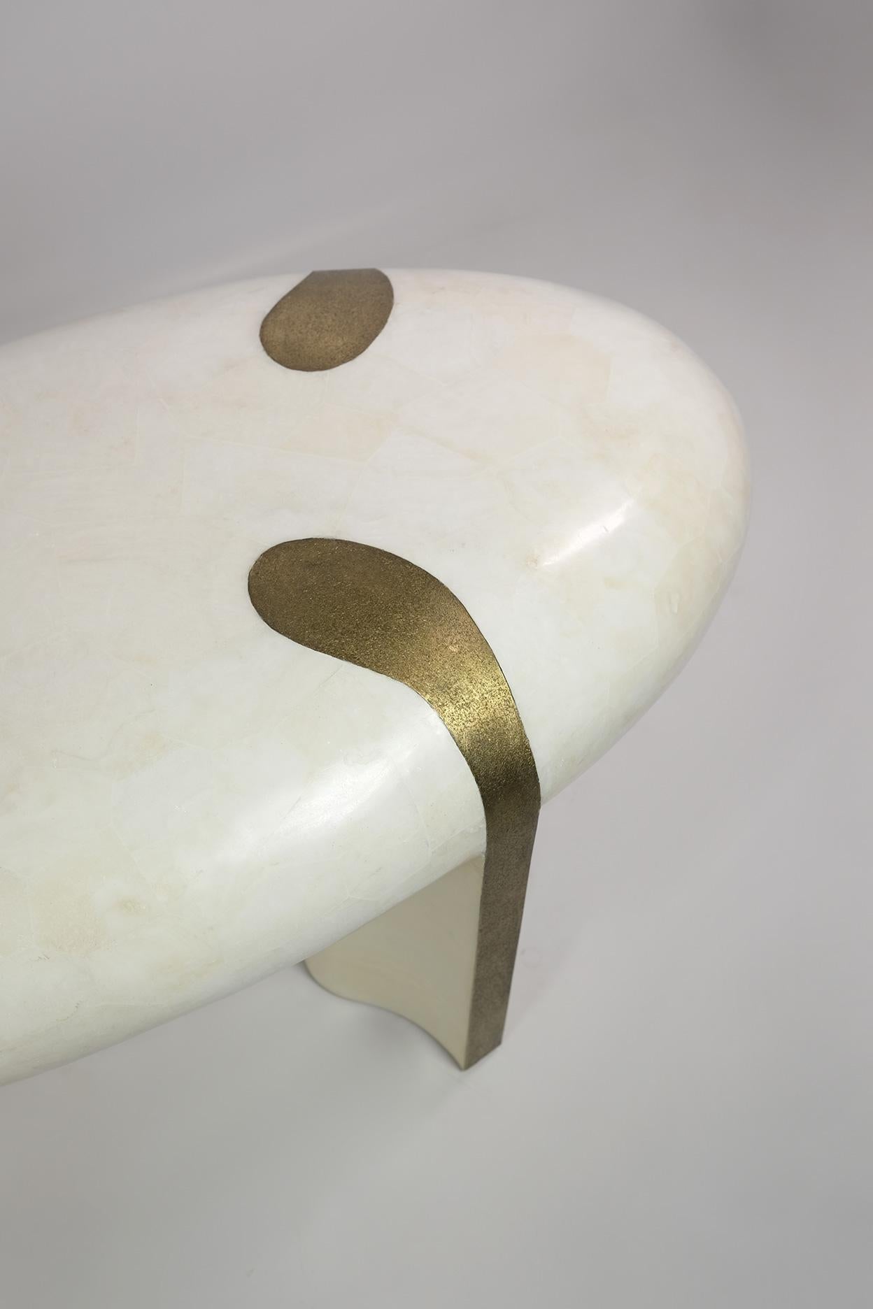 Banco orgánico de cristal de roca blanco y latón texturizado by Ginger Brown Siglo XXI y contemporáneo en venta