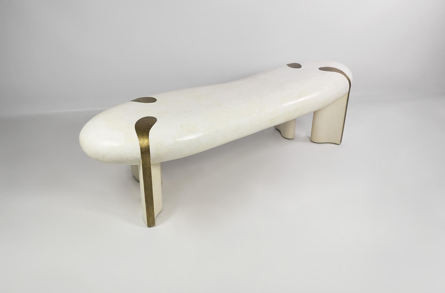 Banco orgánico de cristal de roca blanco y latón texturizado by Ginger Brown Latón en venta