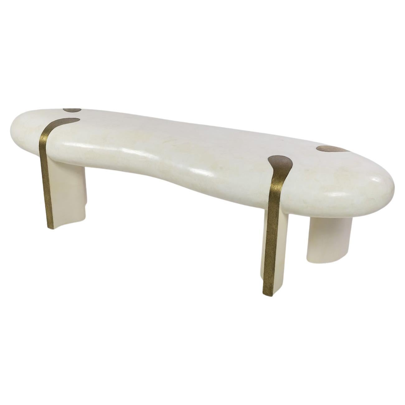 Banco orgánico de cristal de roca blanco y latón texturizado by Ginger Brown en venta