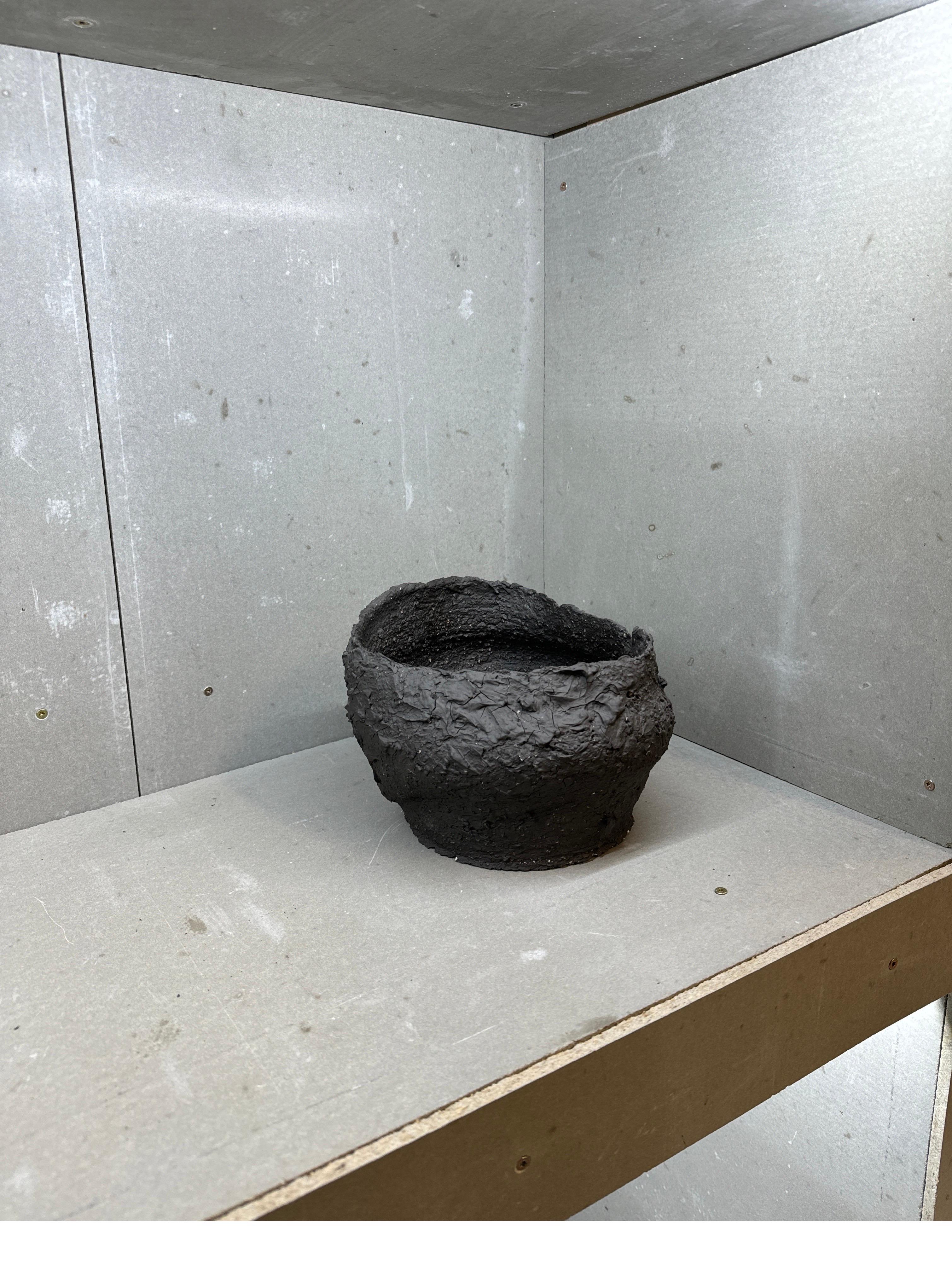 Vasija escultórica con cráter - Cerámica Wabi-Sabi de textura volcánica hecha a mano en venta 2