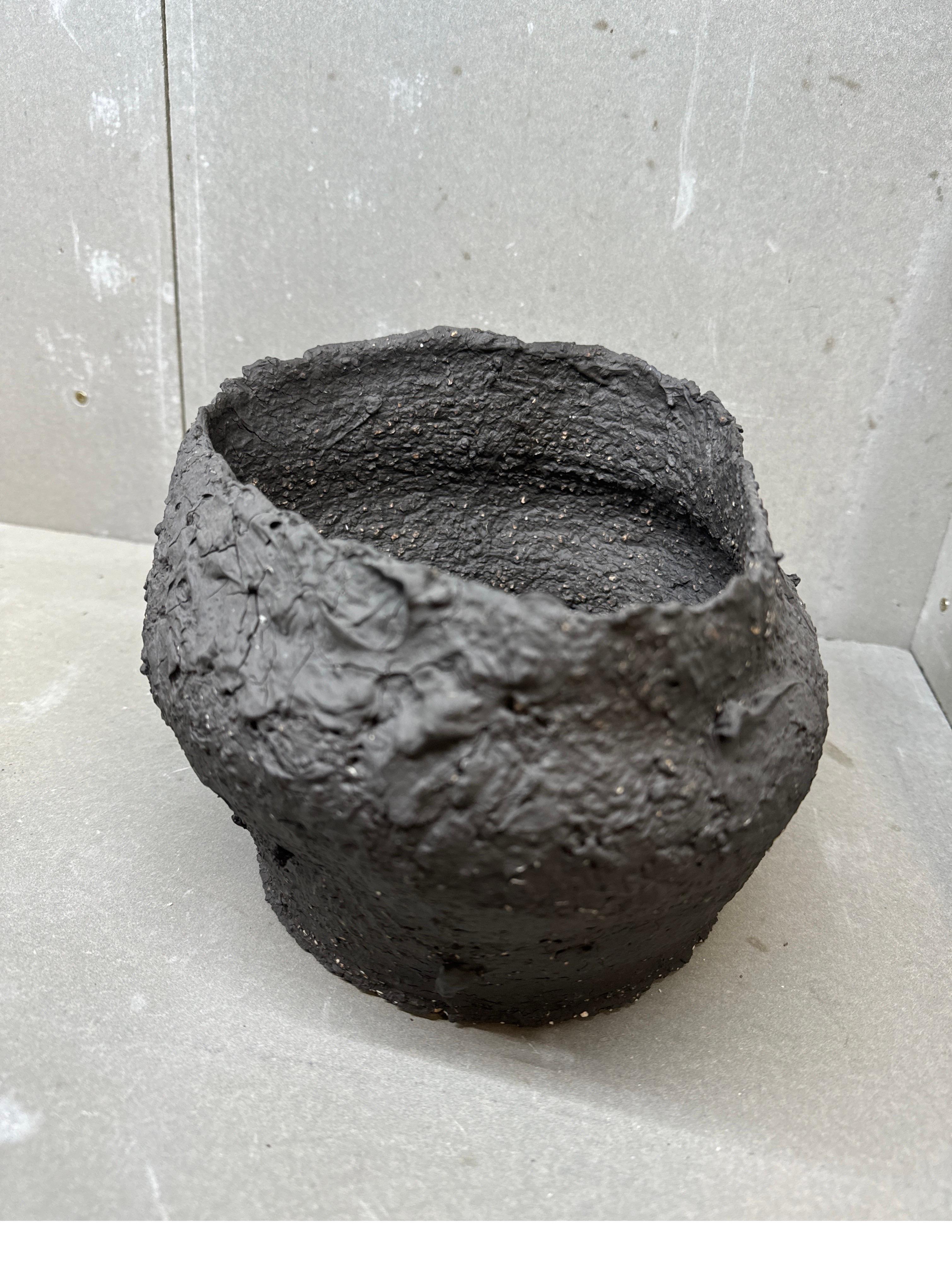Vasija escultórica con cráter - Cerámica Wabi-Sabi de textura volcánica hecha a mano en venta 3