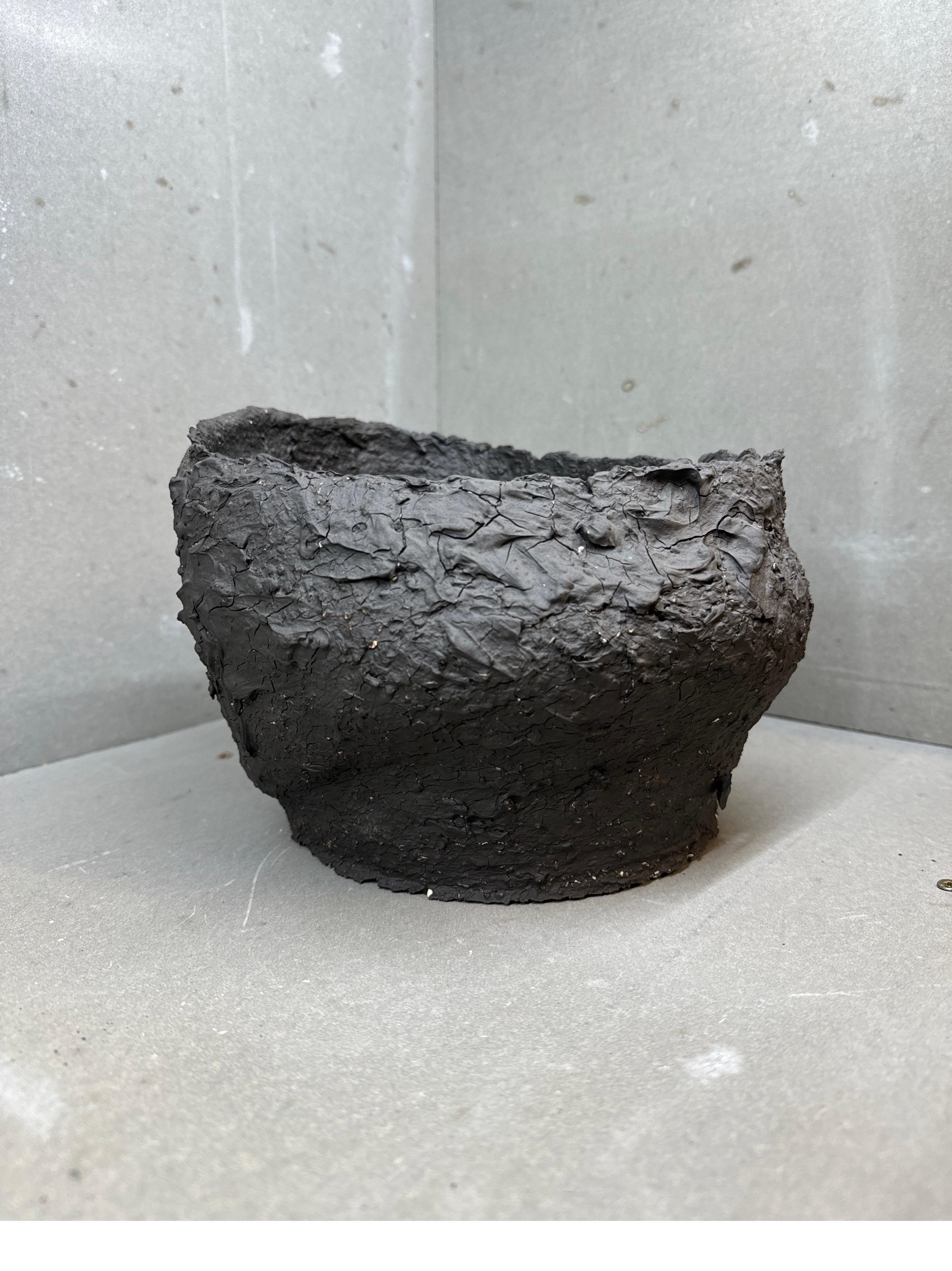 Vasija escultórica con cráter - Cerámica Wabi-Sabi de textura volcánica hecha a mano Lituano en venta