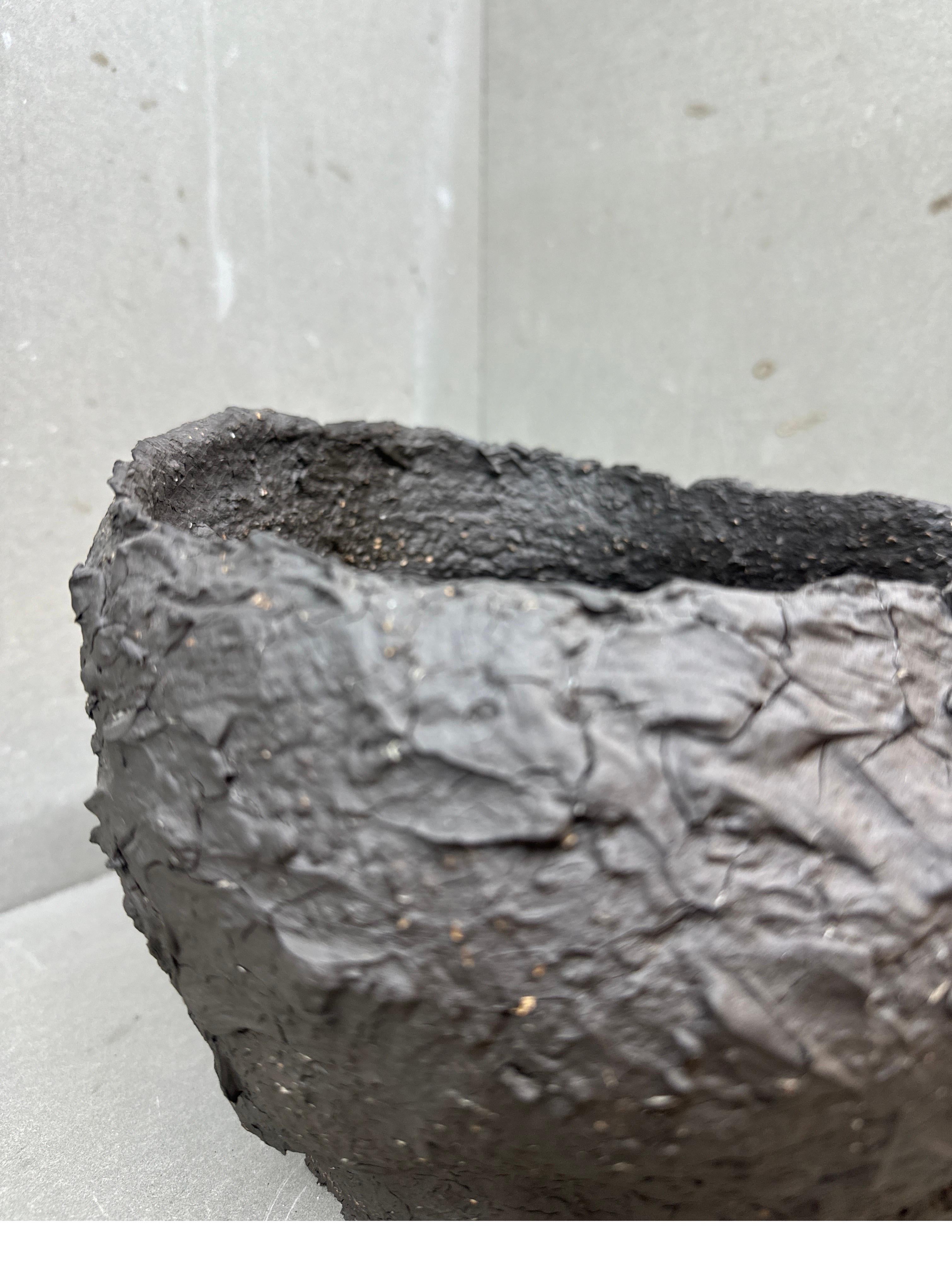 Vasija escultórica con cráter - Cerámica Wabi-Sabi de textura volcánica hecha a mano Hecho a mano en venta