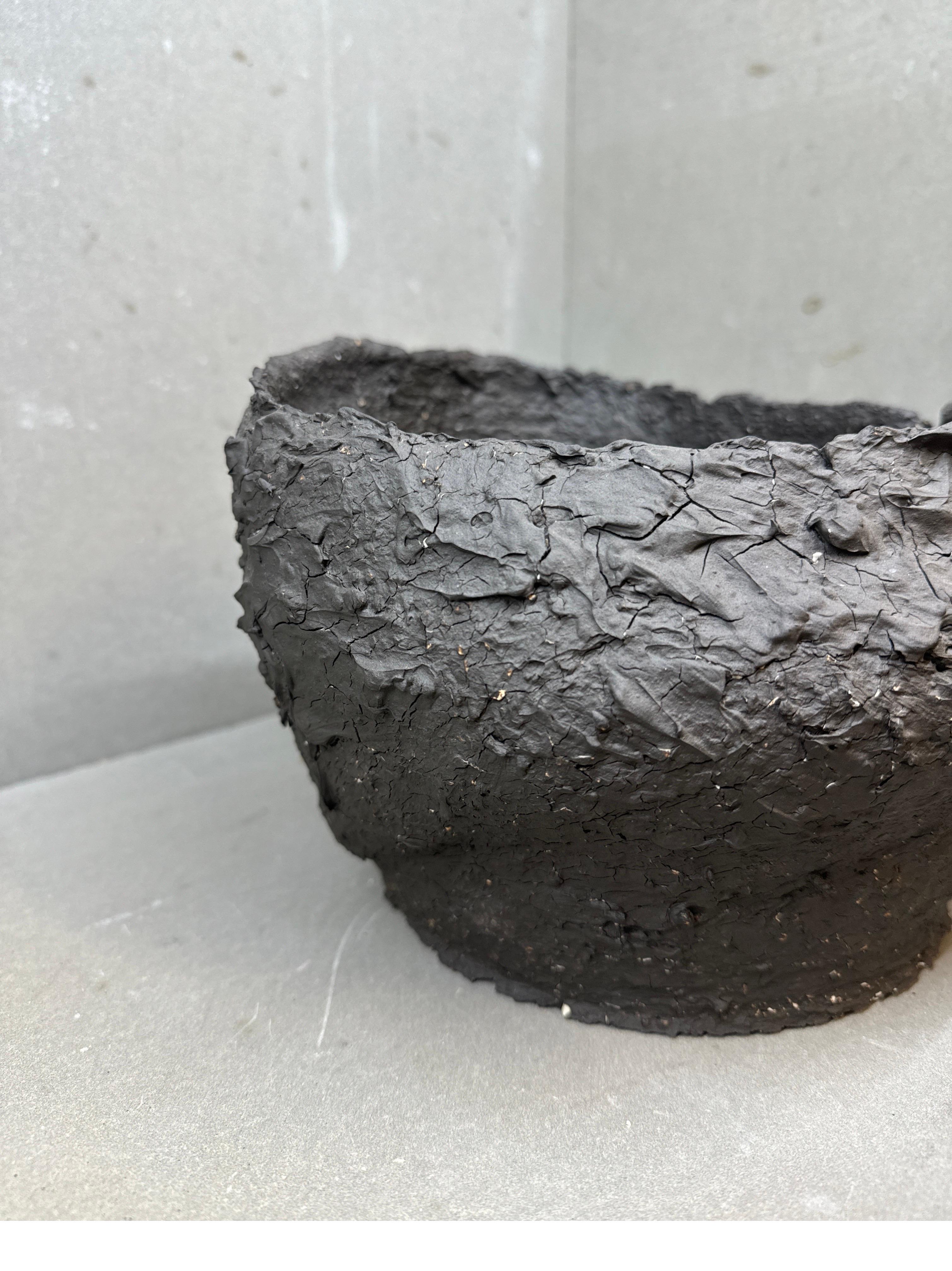 Vasija escultórica con cráter - Cerámica Wabi-Sabi de textura volcánica hecha a mano en Nuevo estado para la venta en Joniskio rajonas, LT