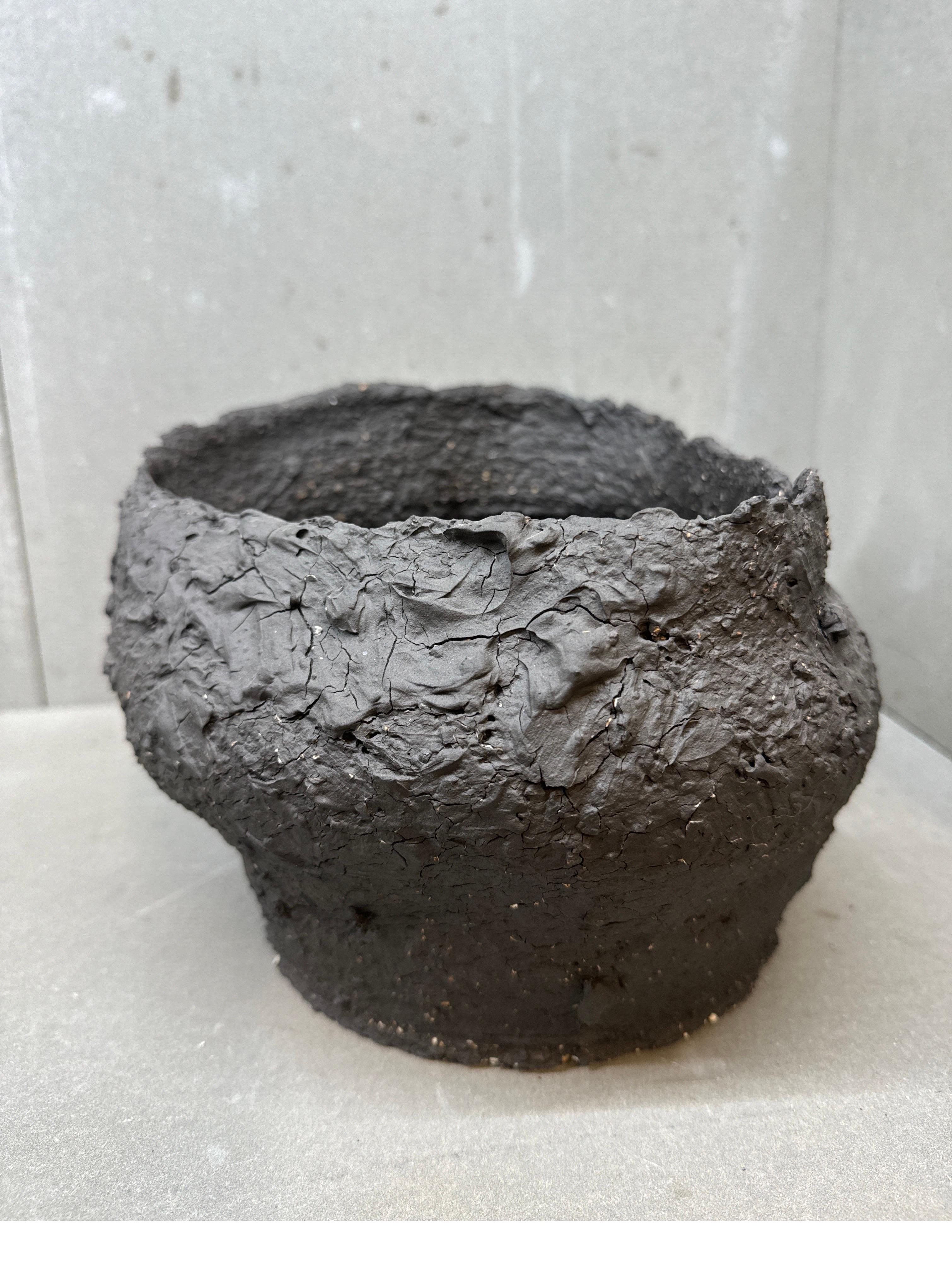 Vasija escultórica con cráter - Cerámica Wabi-Sabi de textura volcánica hecha a mano Siglo XXI y contemporáneo en venta