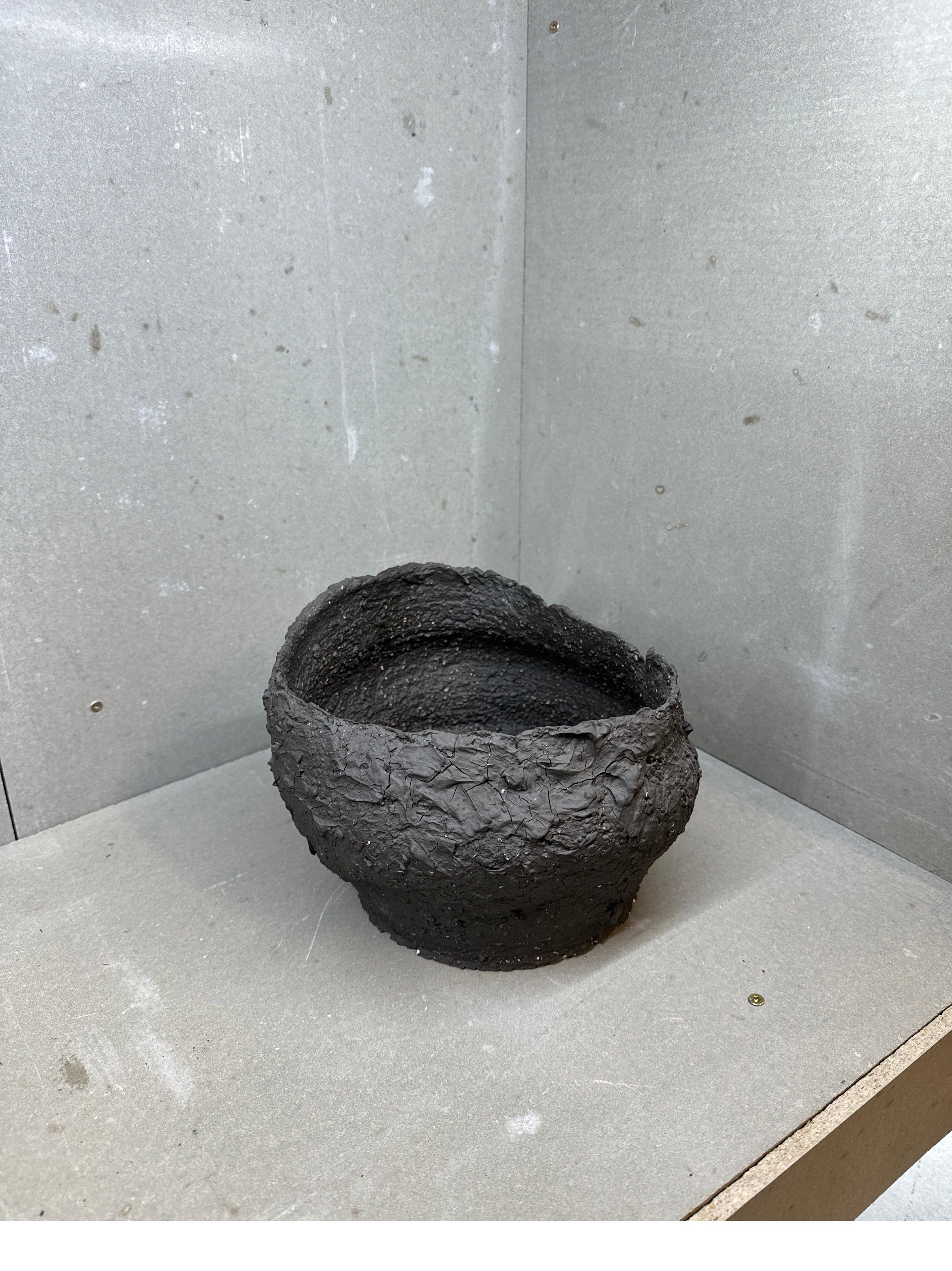 Vasija escultórica con cráter - Cerámica Wabi-Sabi de textura volcánica hecha a mano Gres en venta