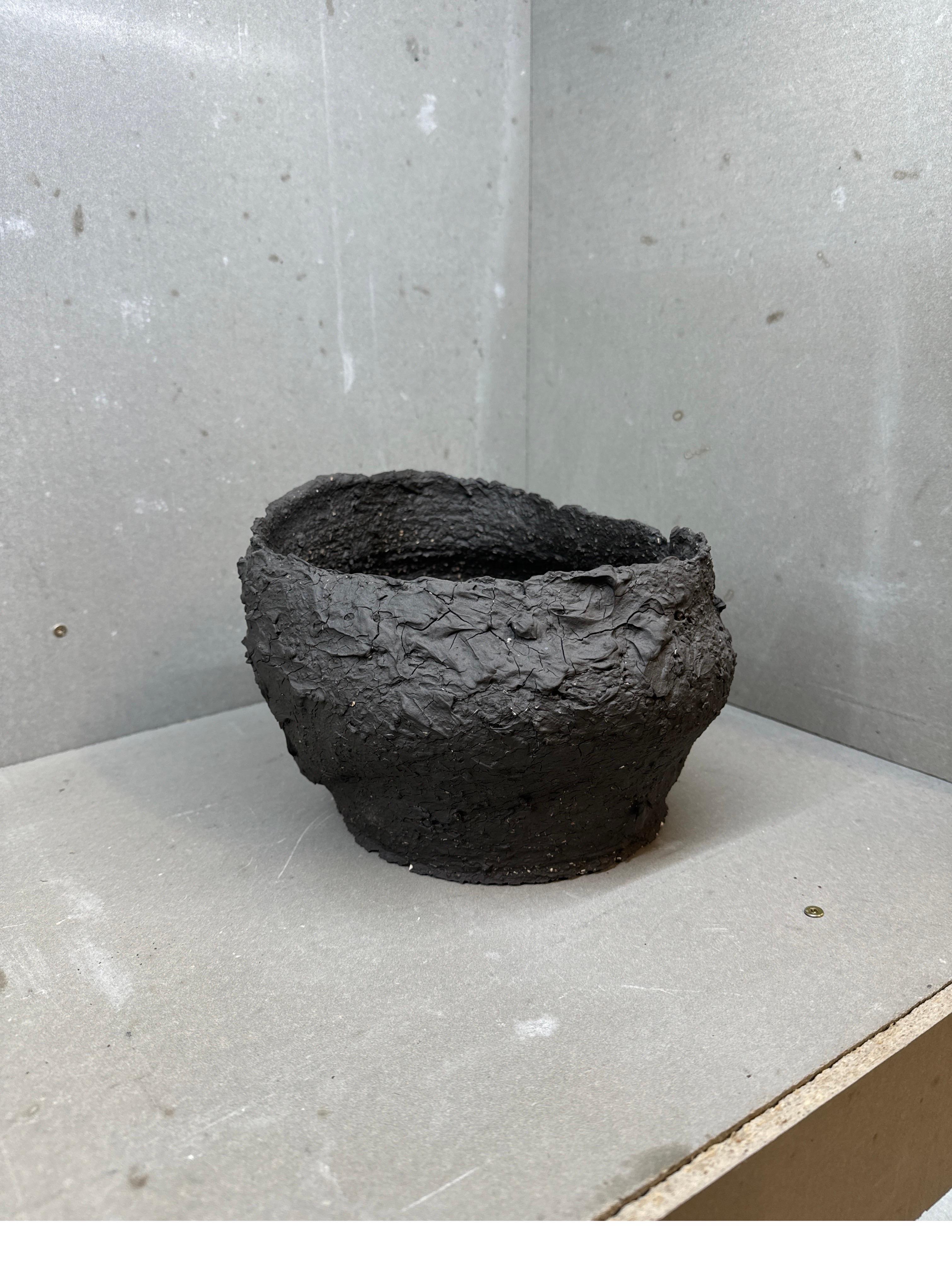 Vasija escultórica con cráter - Cerámica Wabi-Sabi de textura volcánica hecha a mano en venta 1