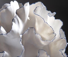 Sculpture en céramique organique bleue et blanche à volants, Sandra Davolio