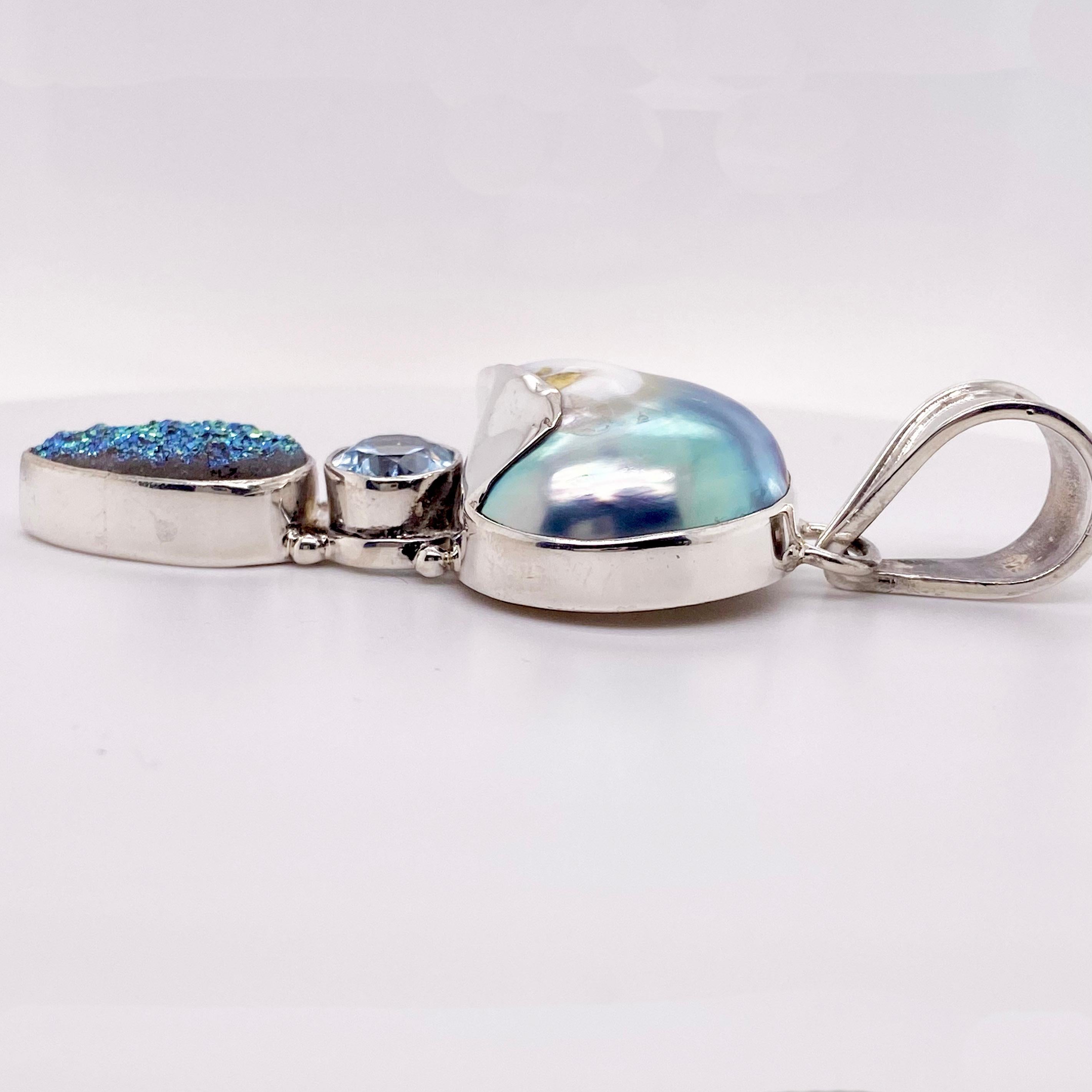 Anhänger auf lange Kette, blauer Topas mit Drusy mit schillernden Nautilus-Lünette (Zeitgenössisch)