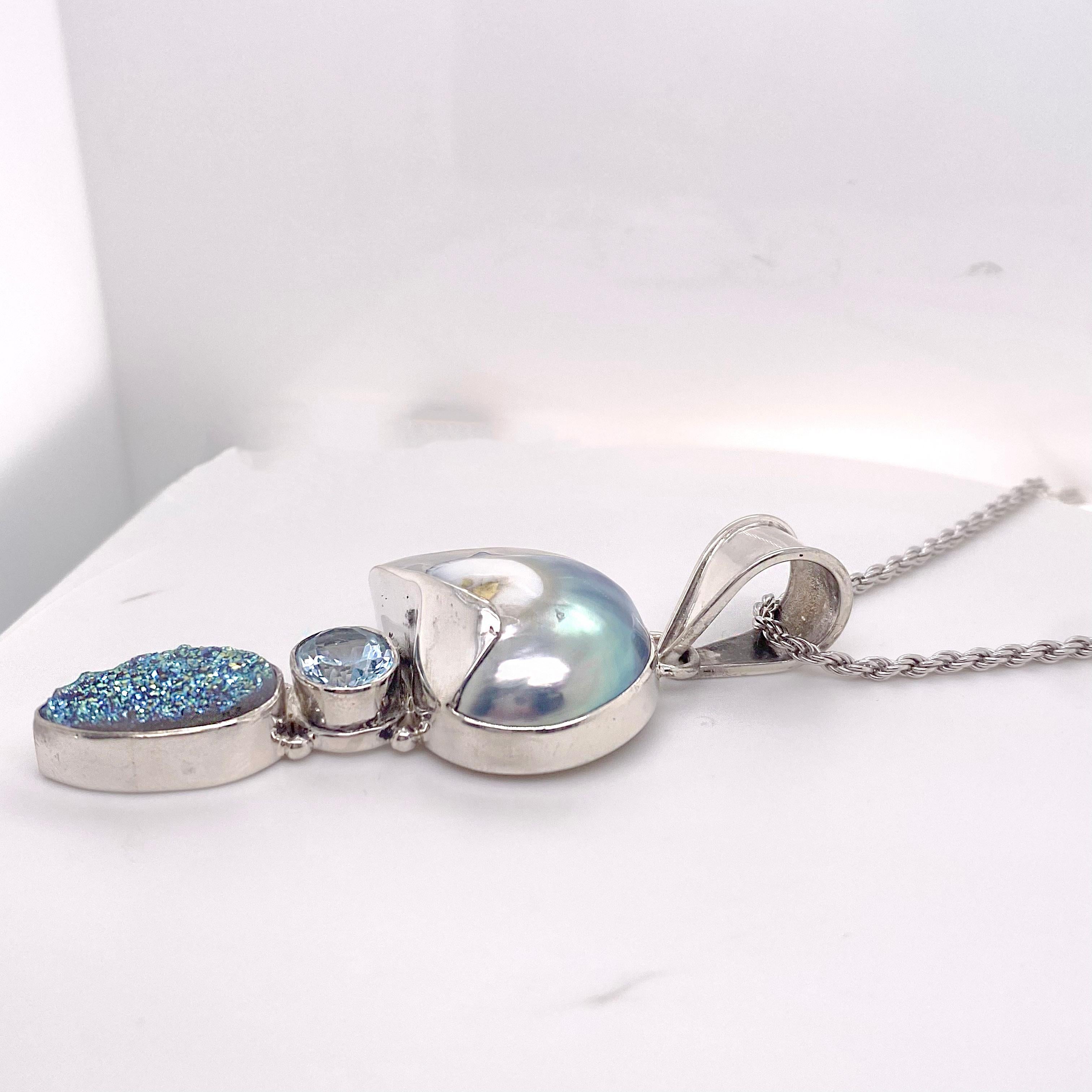 Anhänger auf lange Kette, blauer Topas mit Drusy mit schillernden Nautilus-Lünette (Ovalschliff)