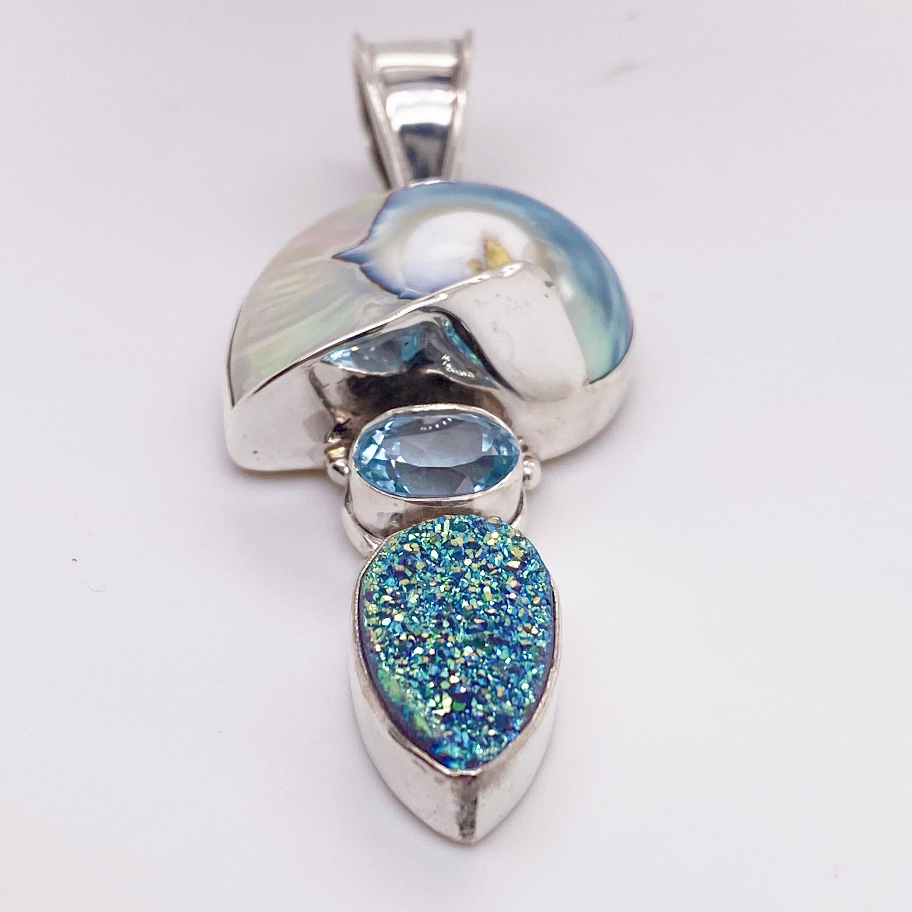 Anhänger auf lange Kette, blauer Topas mit Drusy mit schillernden Nautilus-Lünette im Zustand „Neu“ in Austin, TX