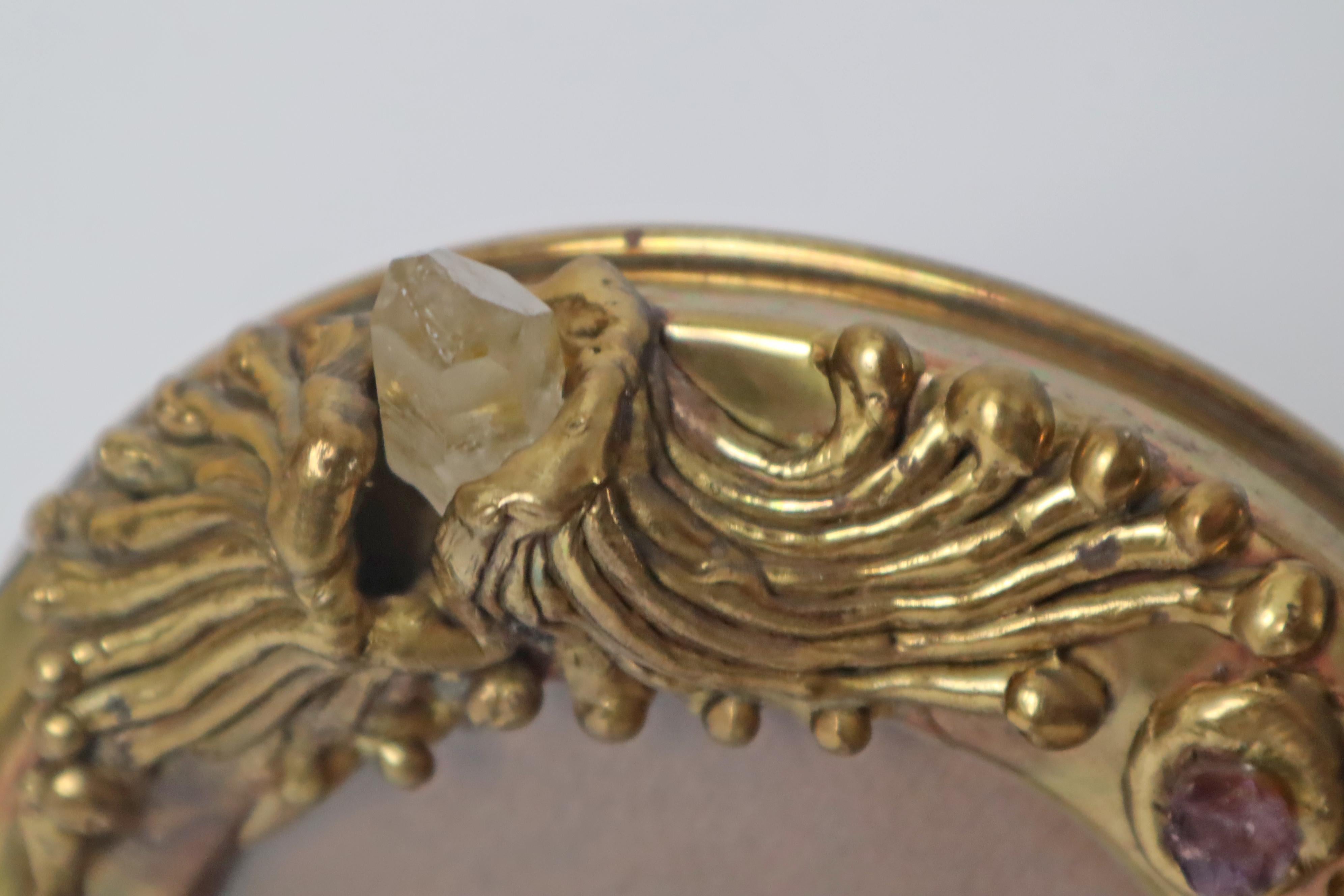 This photo frame is a brutalist style frame. it is made up of copper, brass raw amethyst and quartz. this kind of art is seen less often compared to other designs. this small raund picture frame is in a good condition and ready to use. It has a
