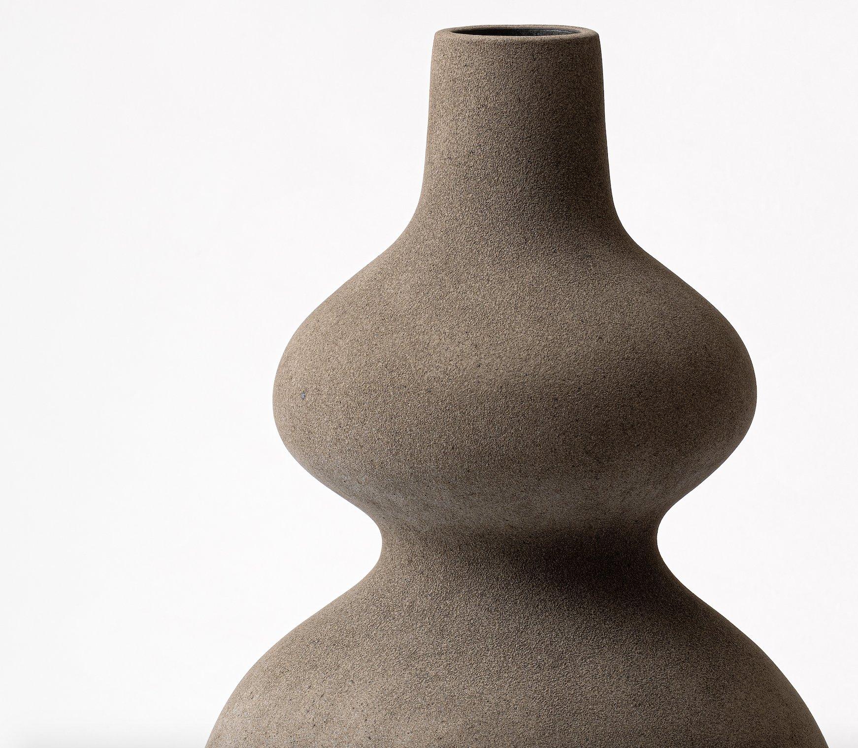 Balustervase III, 2024, (Keramik, H. 17,4 Zoll x D. 9,8 Zoll, Objekt Nr.: 4248)

Turi Heisselberg Pedersen wurde 1965 in Dänemark geboren. Sie wurde an der renommierten Designschule Kolding in Dänemark ausgebildet und lebt und arbeitet in