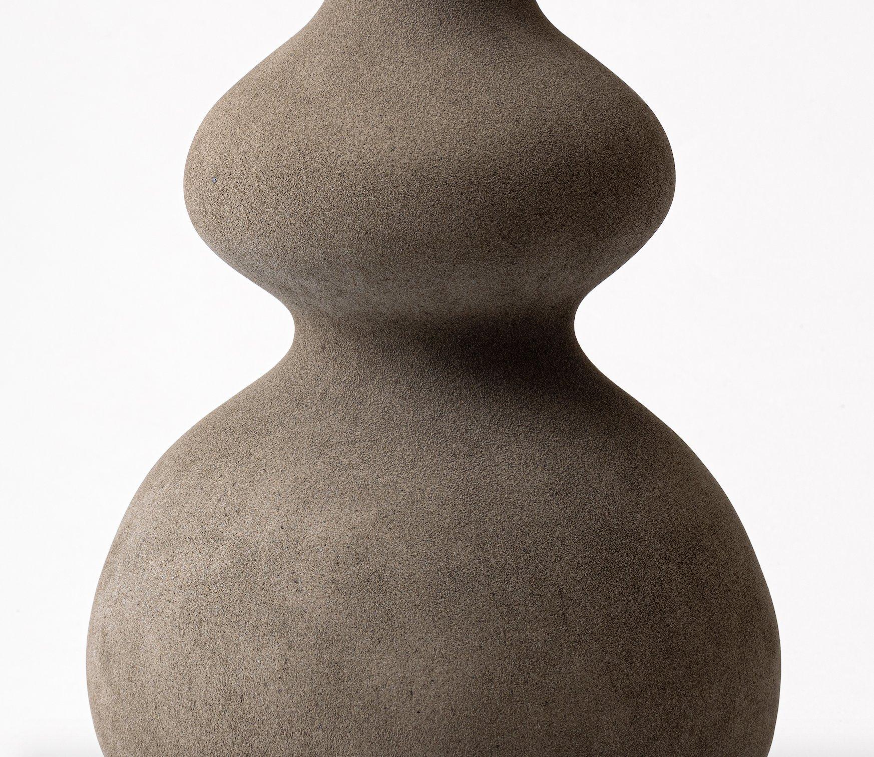 Organische Brown-Skulptur, Turi Heisselberg Pedersen im Zustand „Neu“ im Angebot in New York, NY
