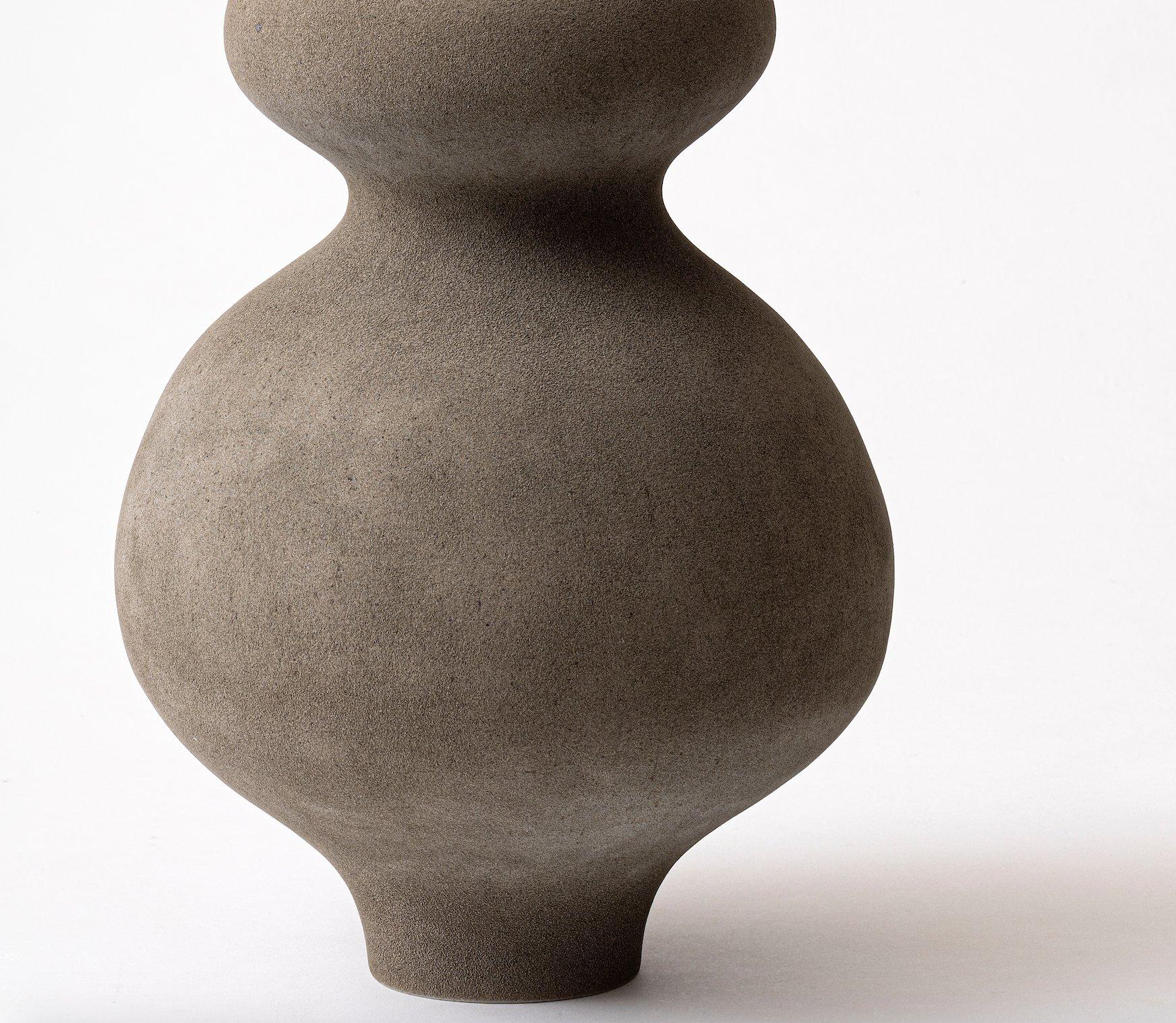 Organische Brown-Skulptur, Turi Heisselberg Pedersen (21. Jahrhundert und zeitgenössisch) im Angebot