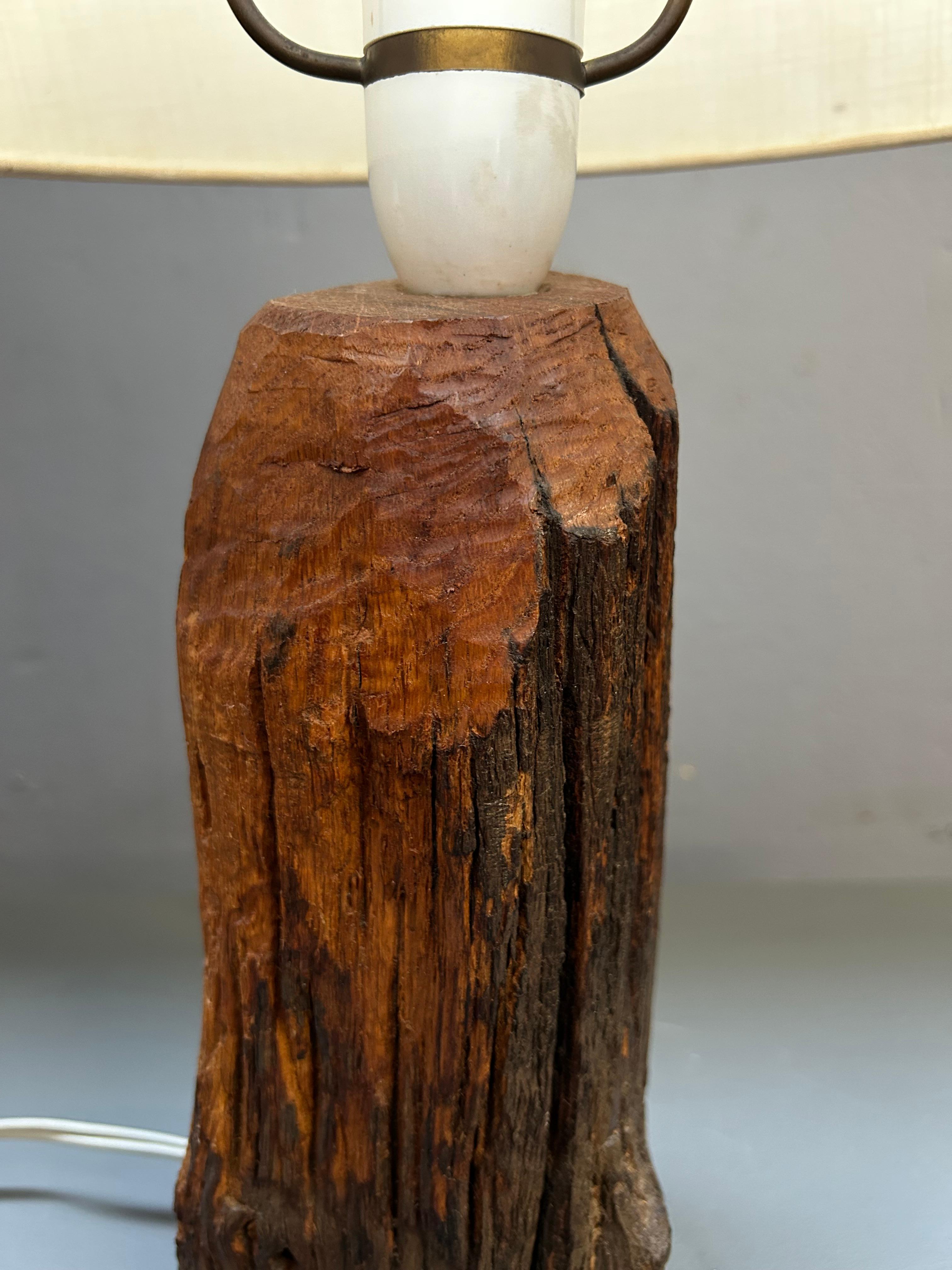 Rare et unique lampe de table en bois brutaliste organique fabriquée en Suède dans les années 1970 par un artisan très compétent.

La lampe est en bon état d'origine avec une belle patine naturelle et la douille et le fil d'origine.

La lampe est